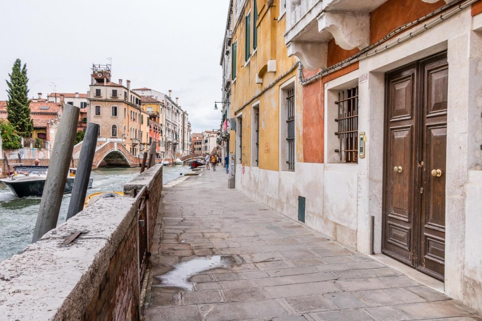 Carmini Canal View & Lift by LionHost