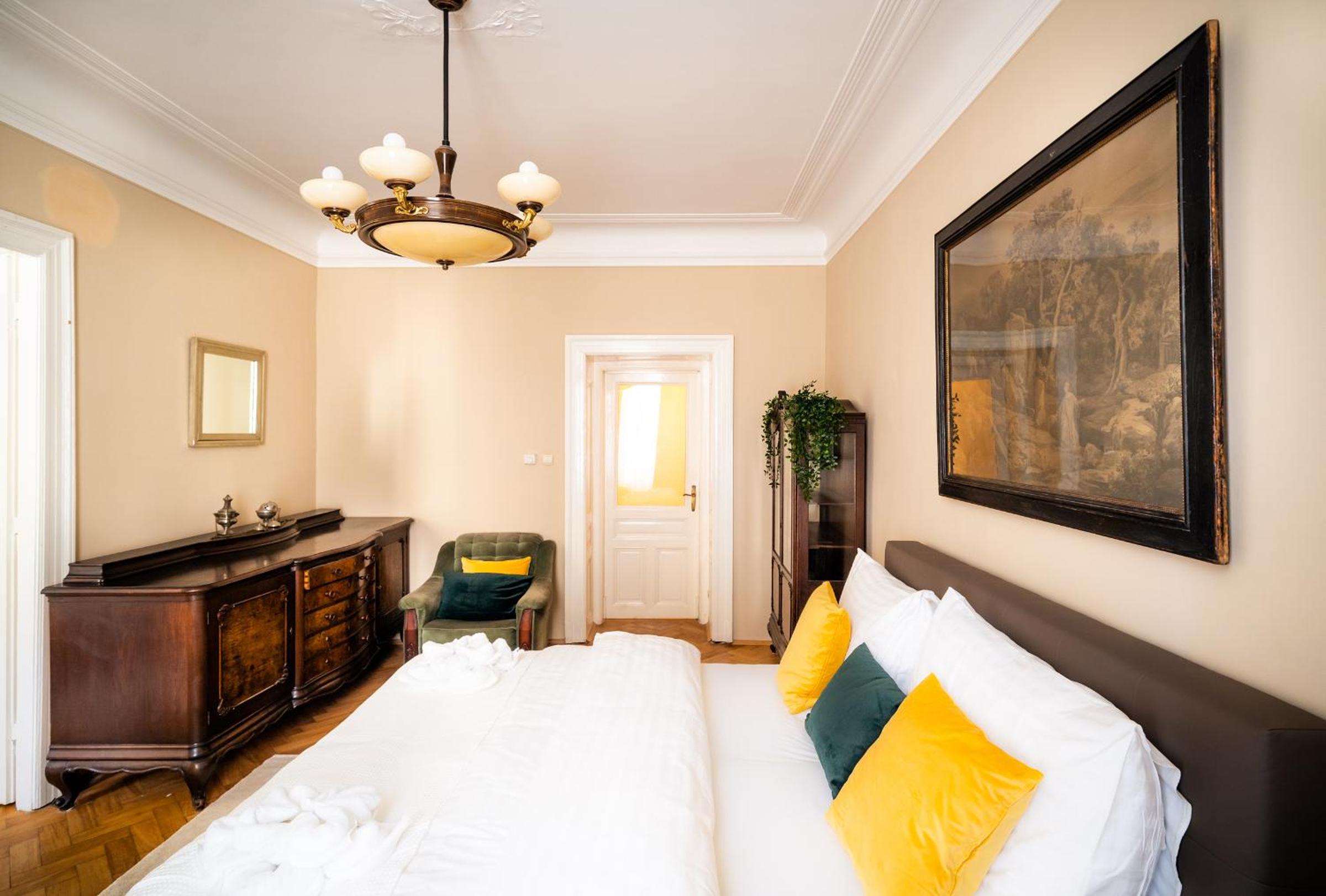 Luxurious Kafka family apt in Old Town
