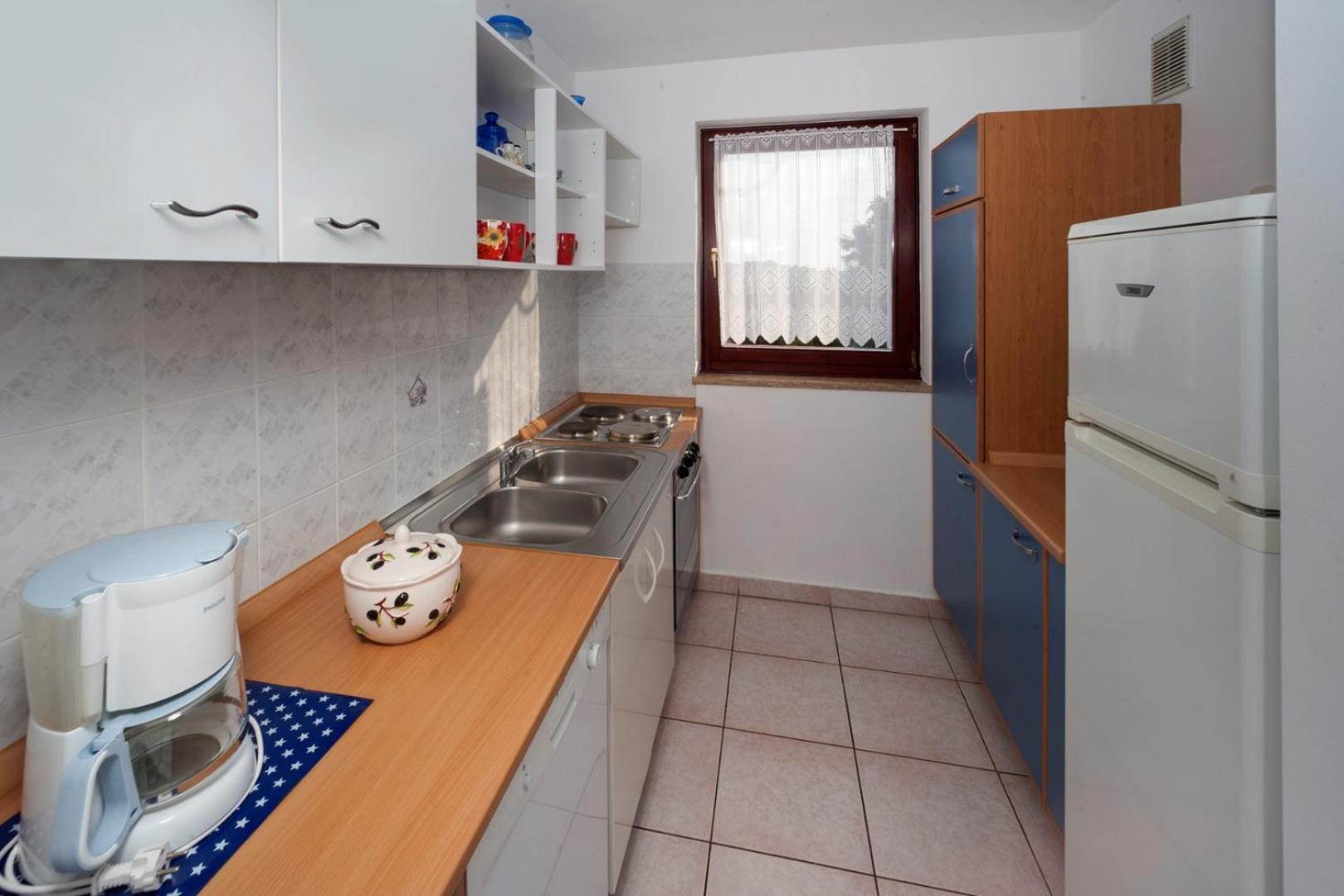 Apartment Josipa with 2 bedrooms near the sports center and the beach view 4
