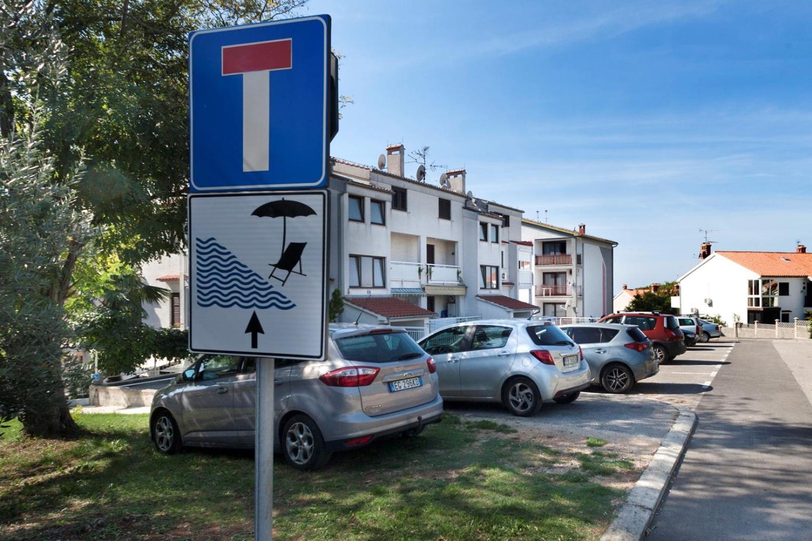Apartment Josipa with 2 bedrooms near the sports center and the beach view 2