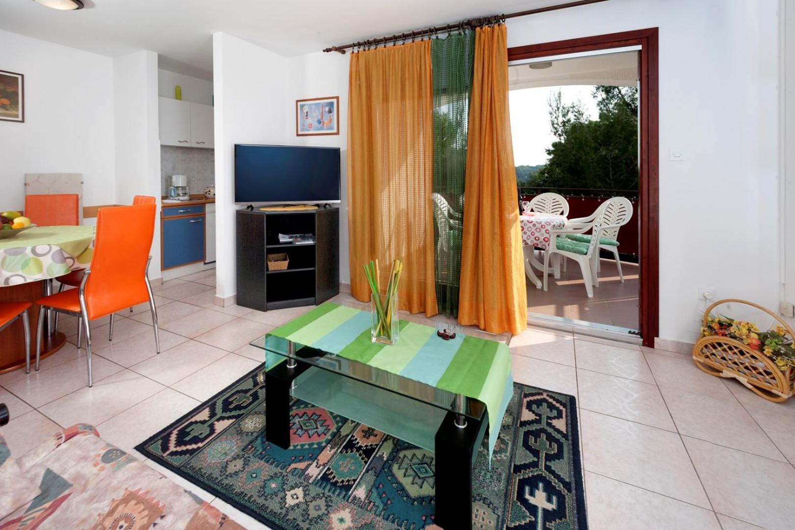 Apartment Josipa with 2 bedrooms near the sports center and the beach view 5