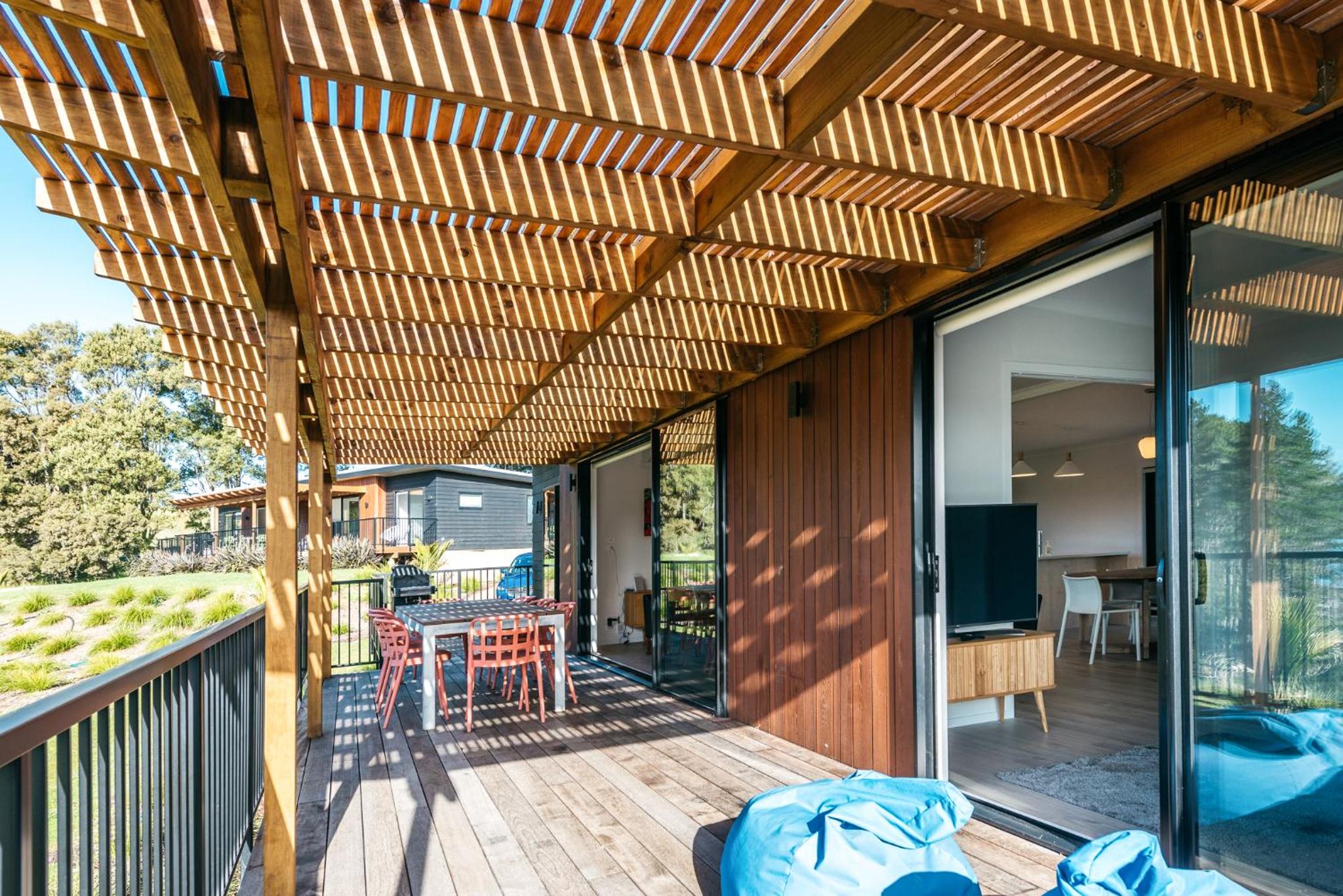 Putaki Bay - Kereru Villa - Be My Guest Waiheke view 3