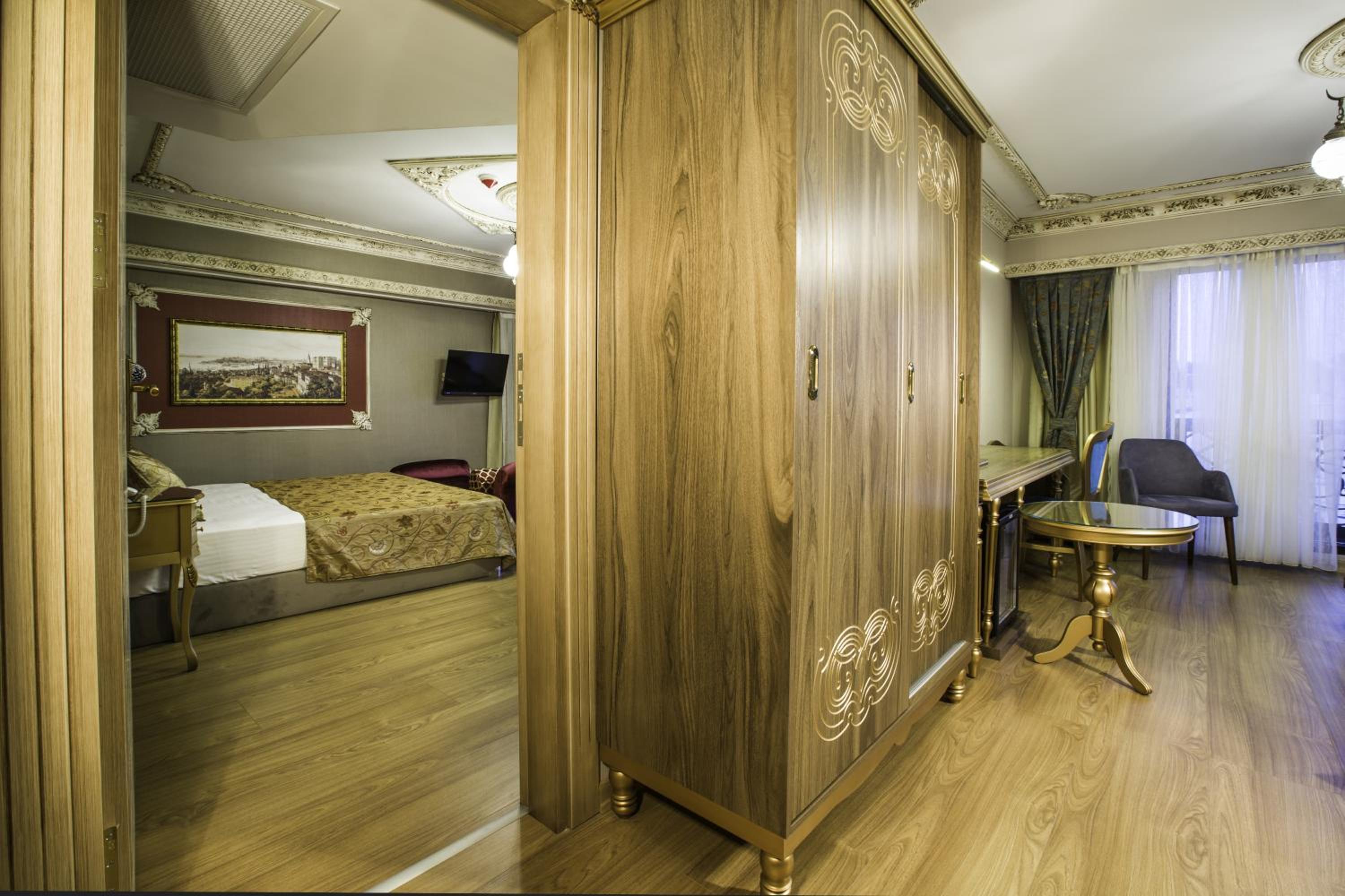 Empire Suite Hotel - Image 33