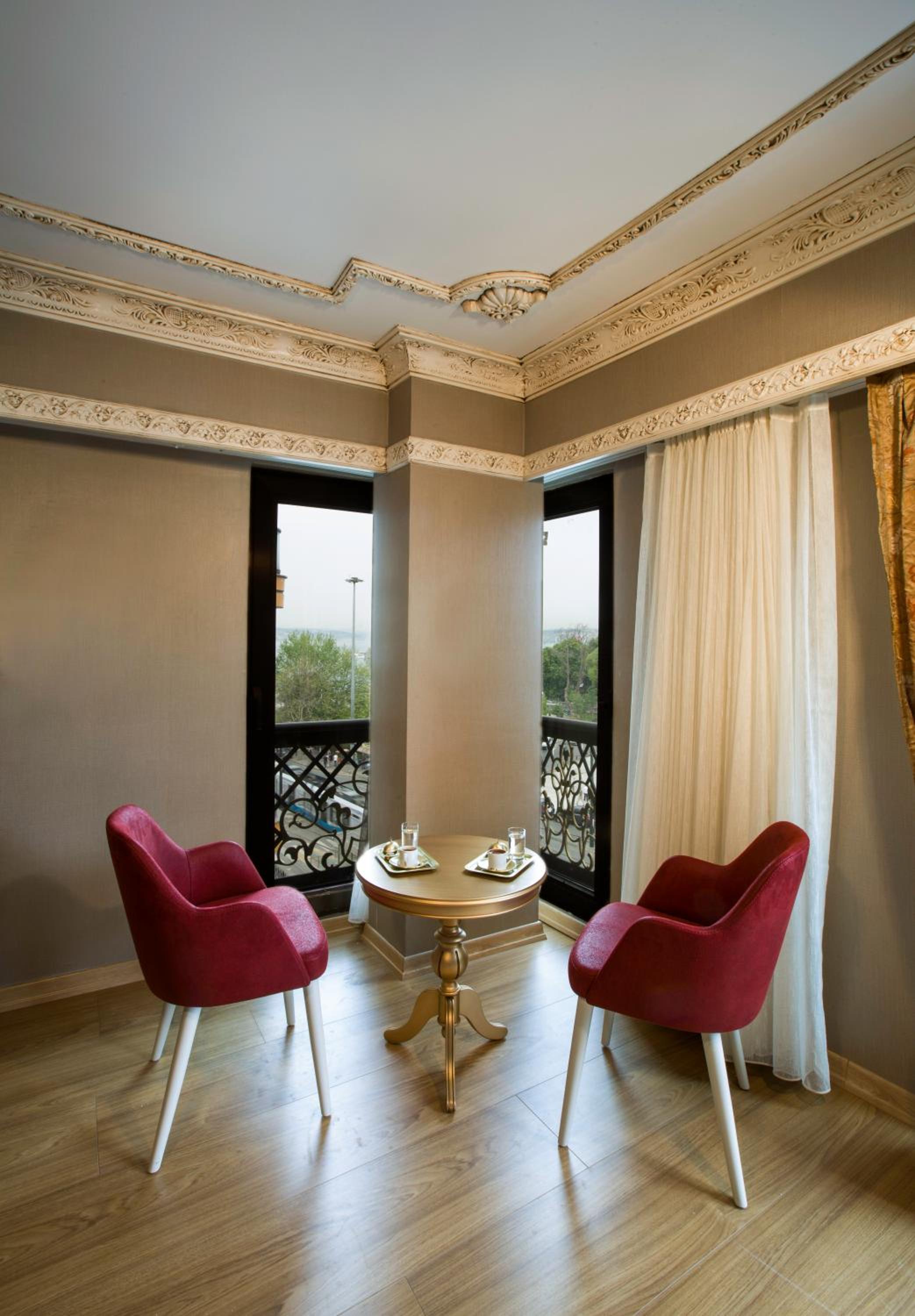 Empire Suite Hotel - Image 37