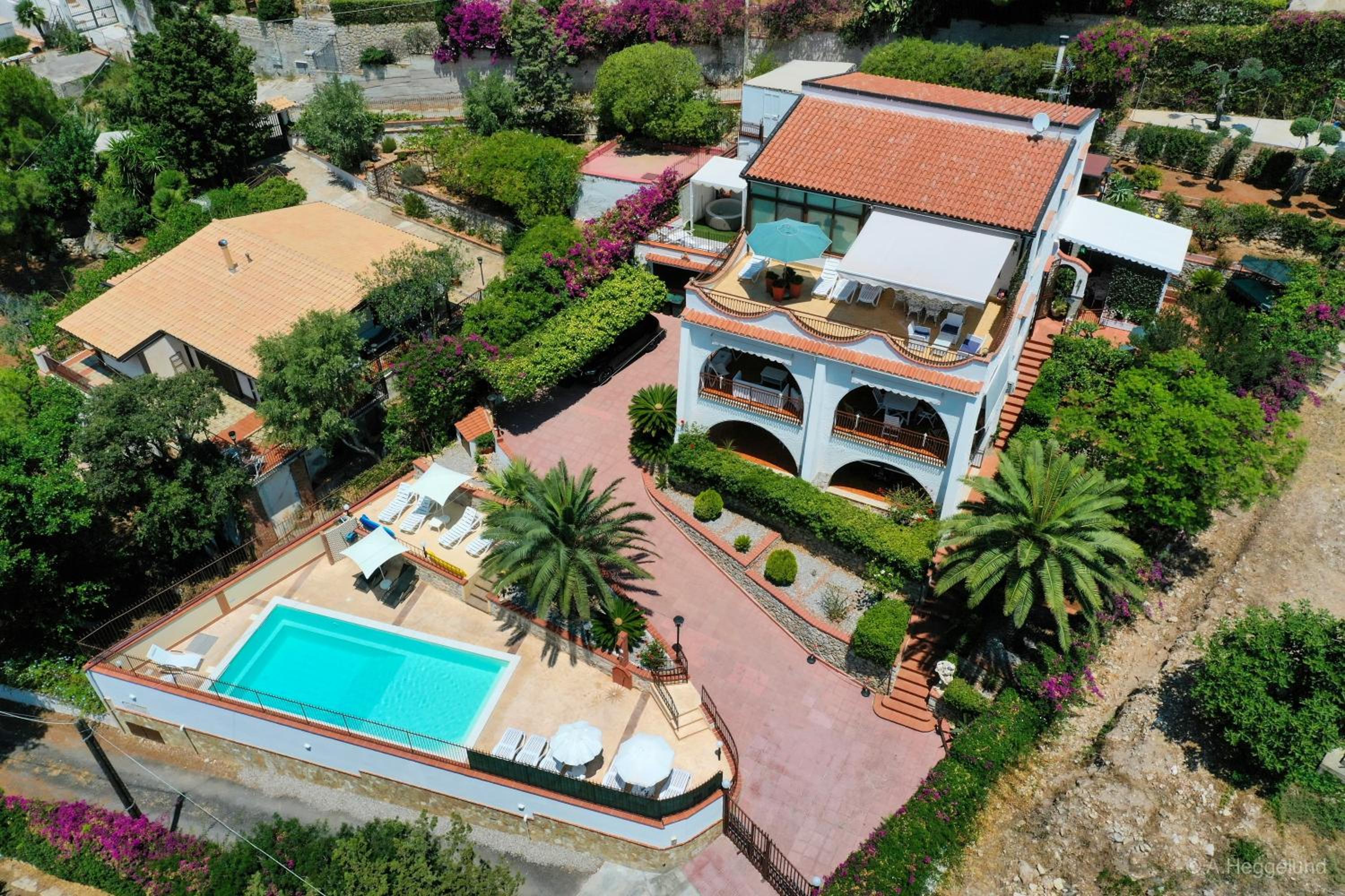 Villa del Golfo Urio with swimming pool shared by the two apartments it is essential to have a car view 3