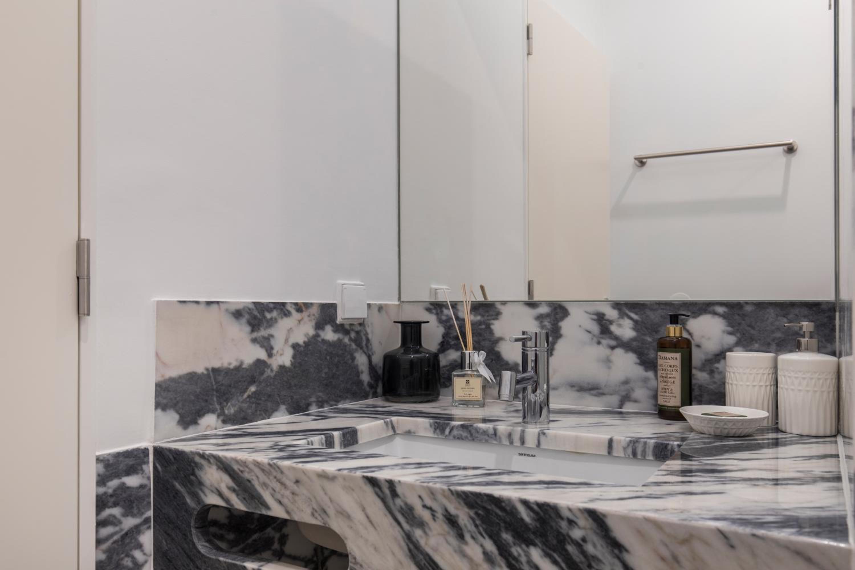 Hidden Oasis 2BDR Apartment by LovelyStay view 2