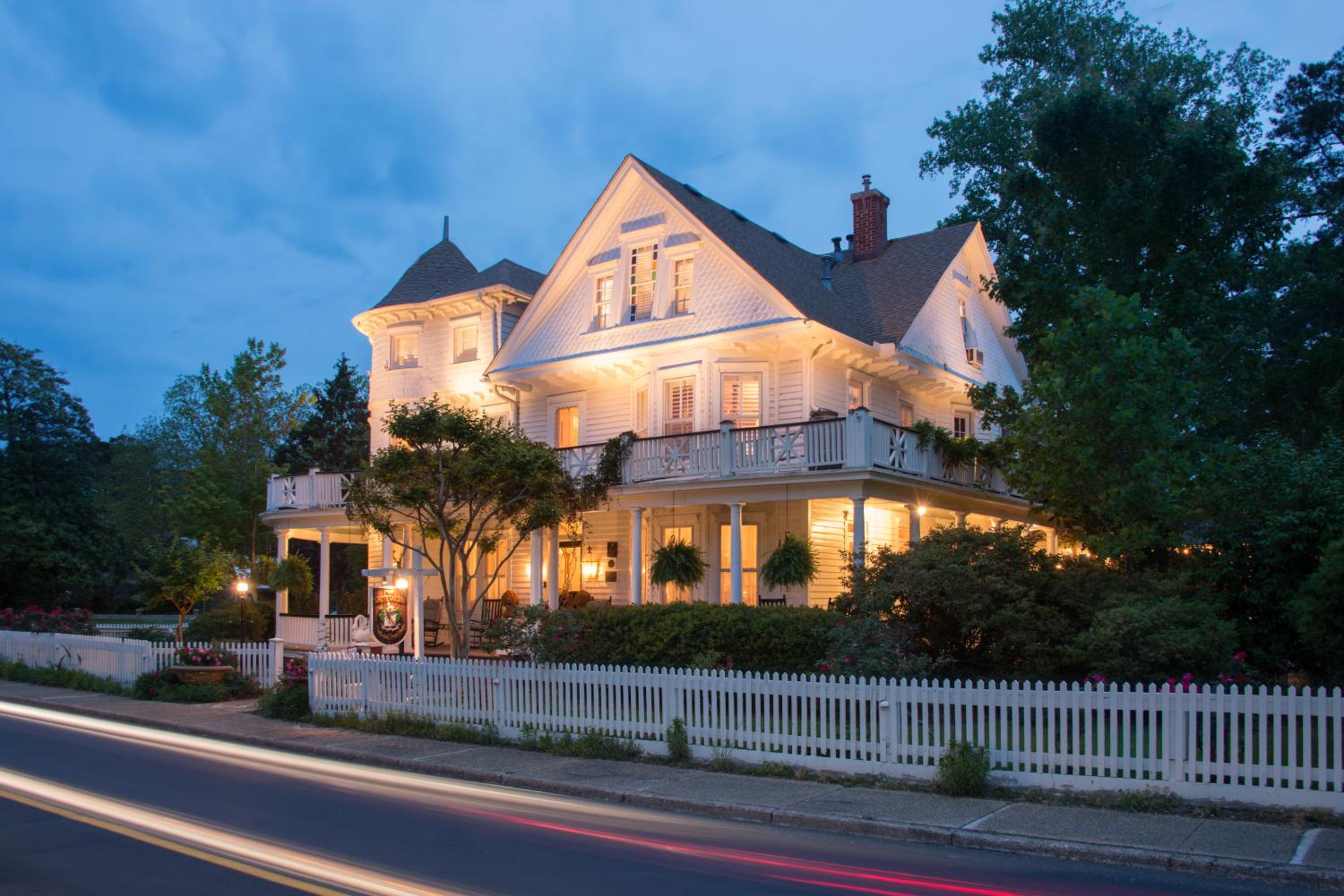 White Doe Inn Bed & Breakfast