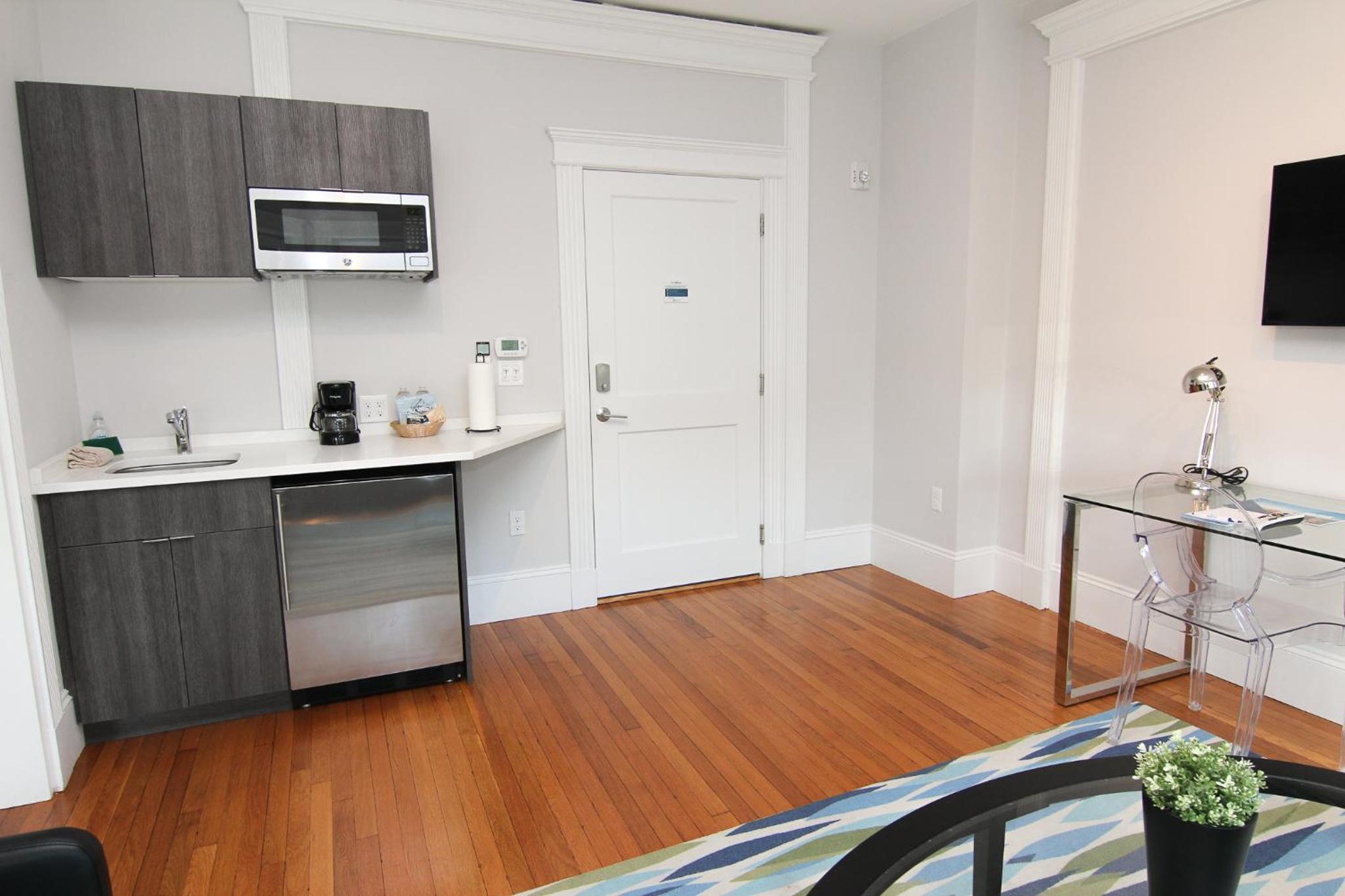Large Studio w/ Queen AND Sofa Bed..#38