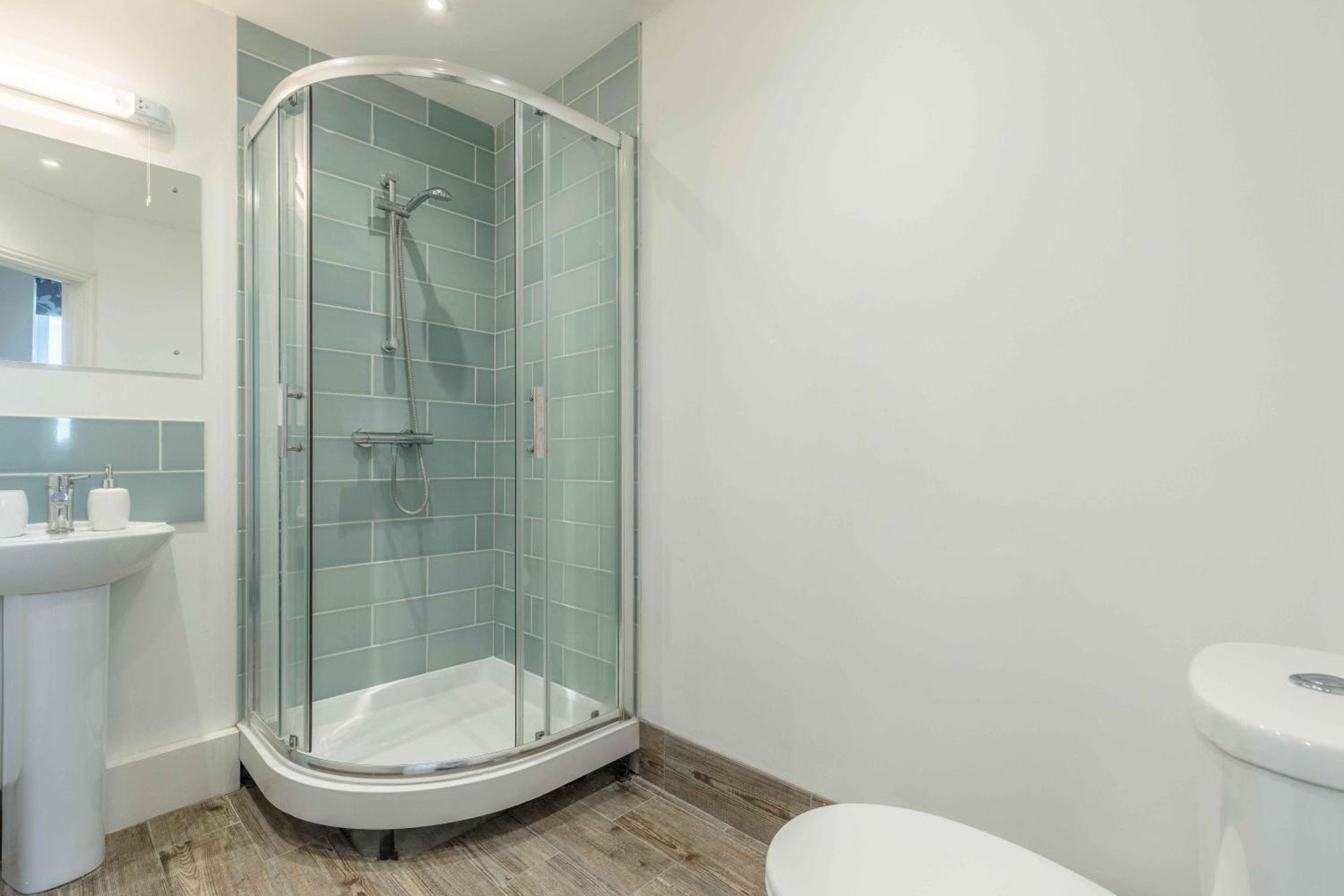 Modern apartment within short walk of The Castle, High Street and Long Walk - FREE PARKING - By Tempstay view 2