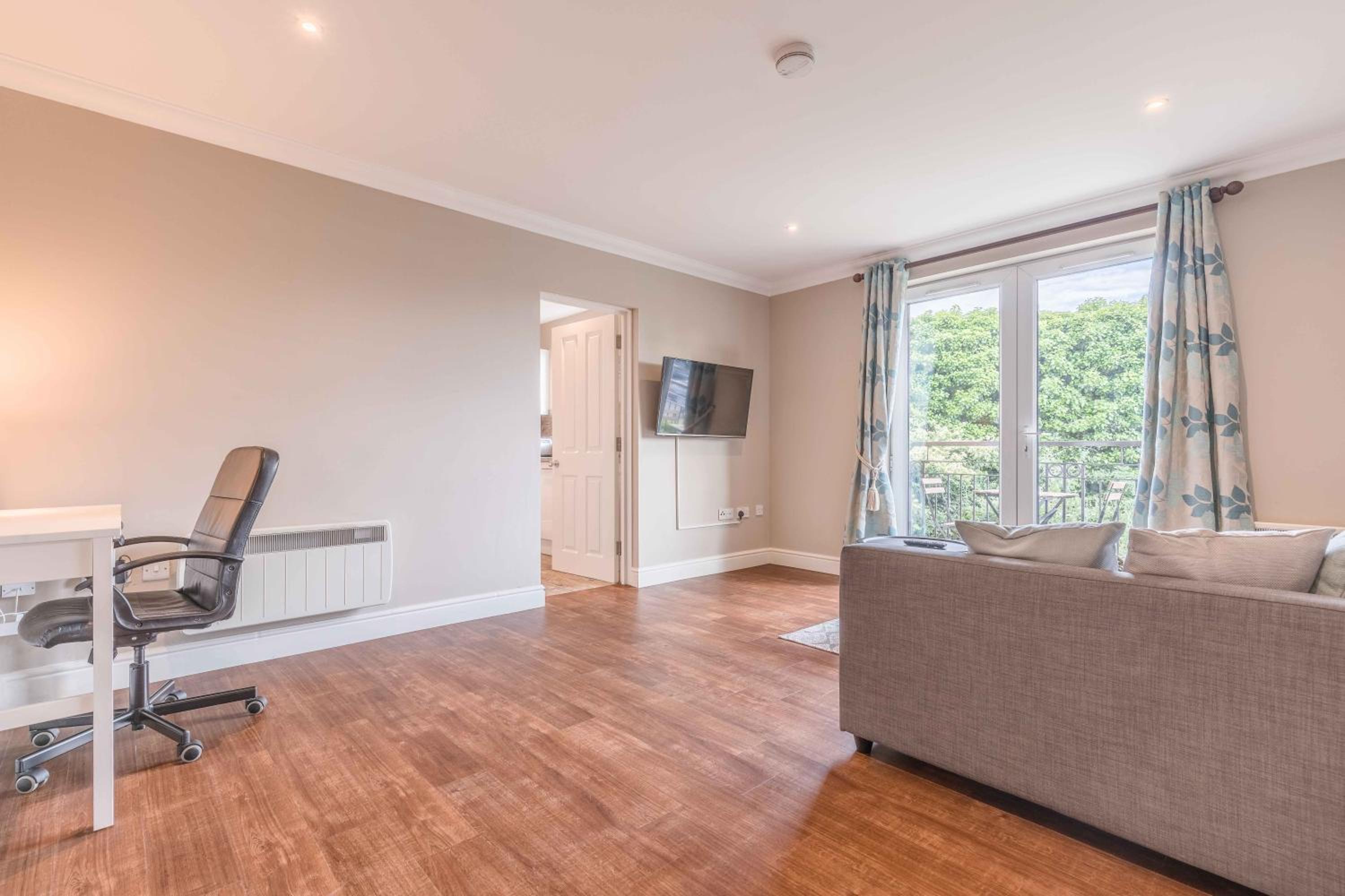 Modern apartment within short walk of The Castle, High Street and Long Walk - FREE PARKING - By Tempstay view 3