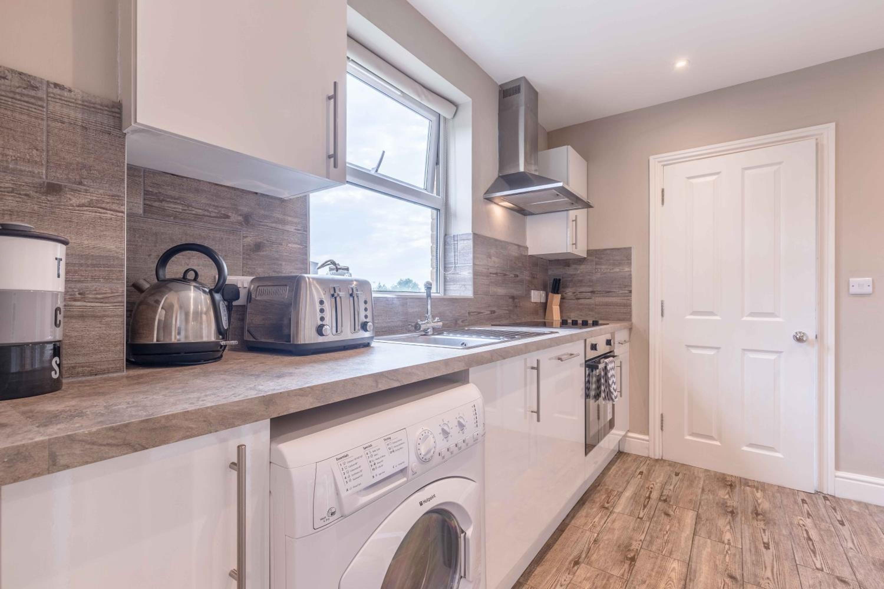 Modern apartment within short walk of The Castle, High Street and Long Walk - FREE PARKING - By Tempstay view 4