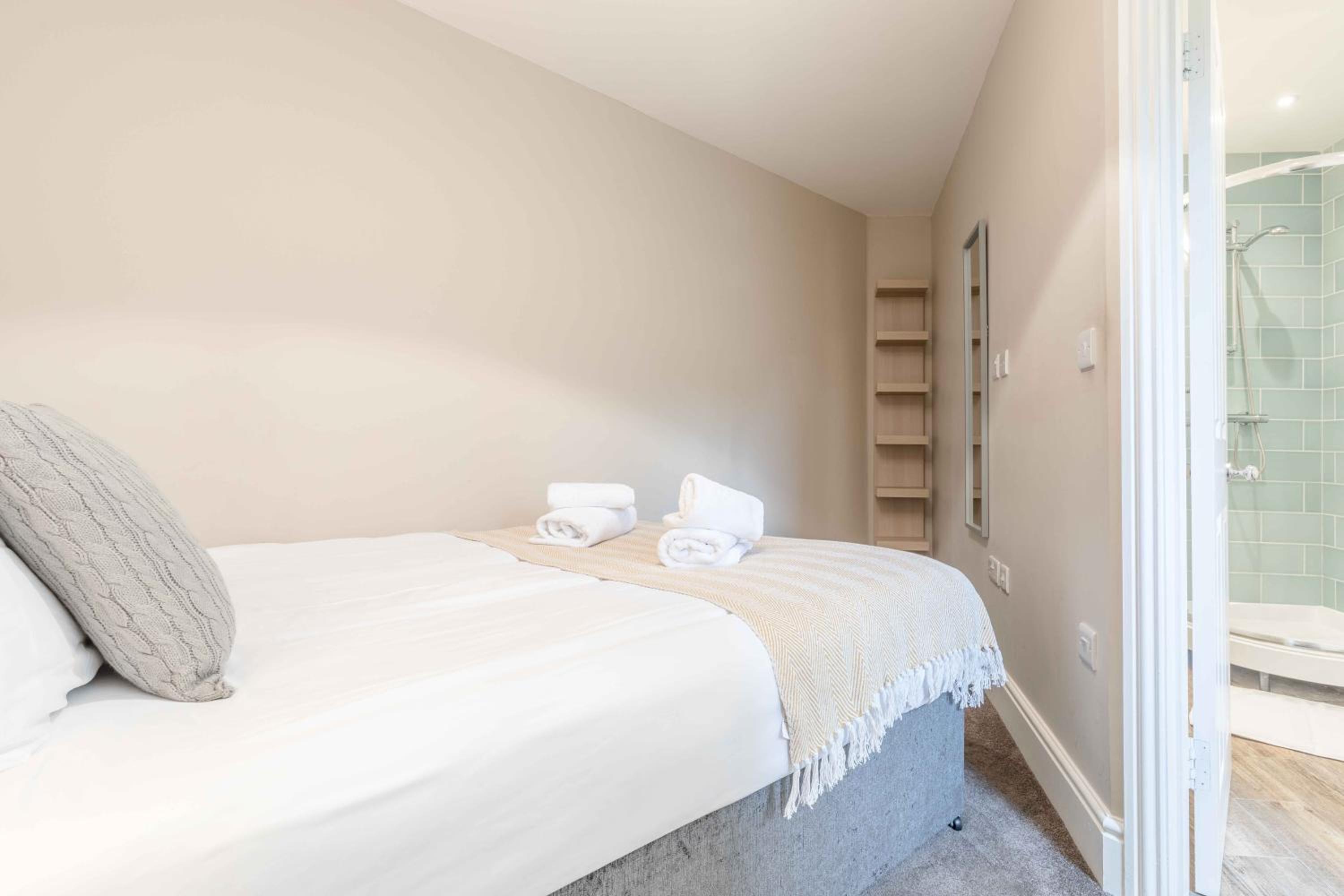 Modern apartment within short walk of The Castle, High Street and Long Walk - FREE PARKING - By Tempstay view 5