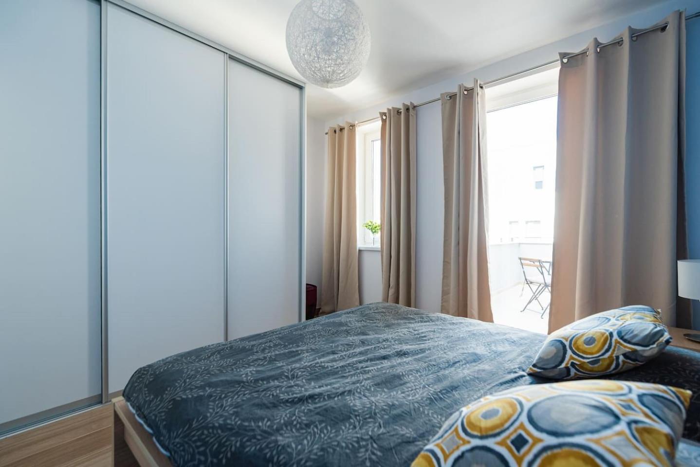 Private 5 star 3 room flat and in-door Pkg