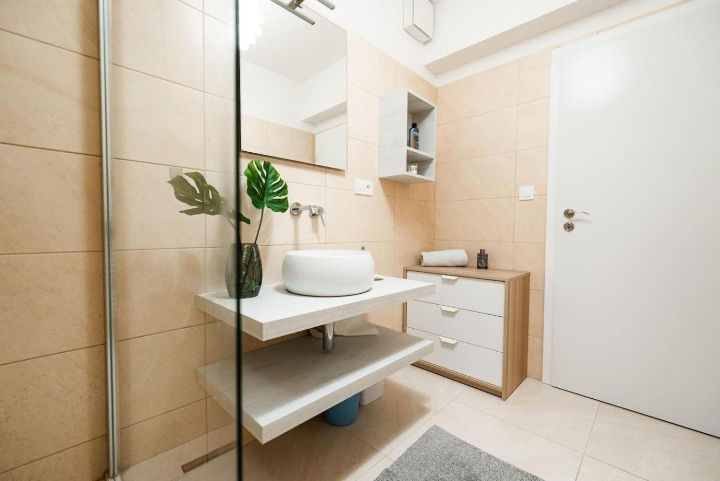 Private 5 star 3 room flat and in-door Pkg