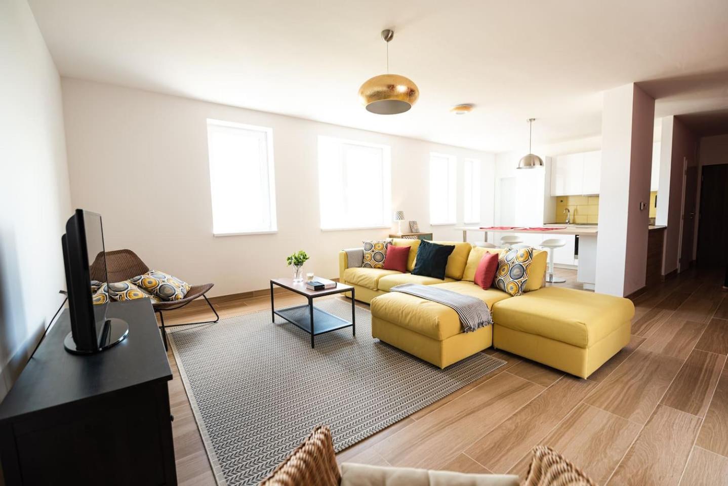 Private 5 star 3 room flat and in-door Pkg