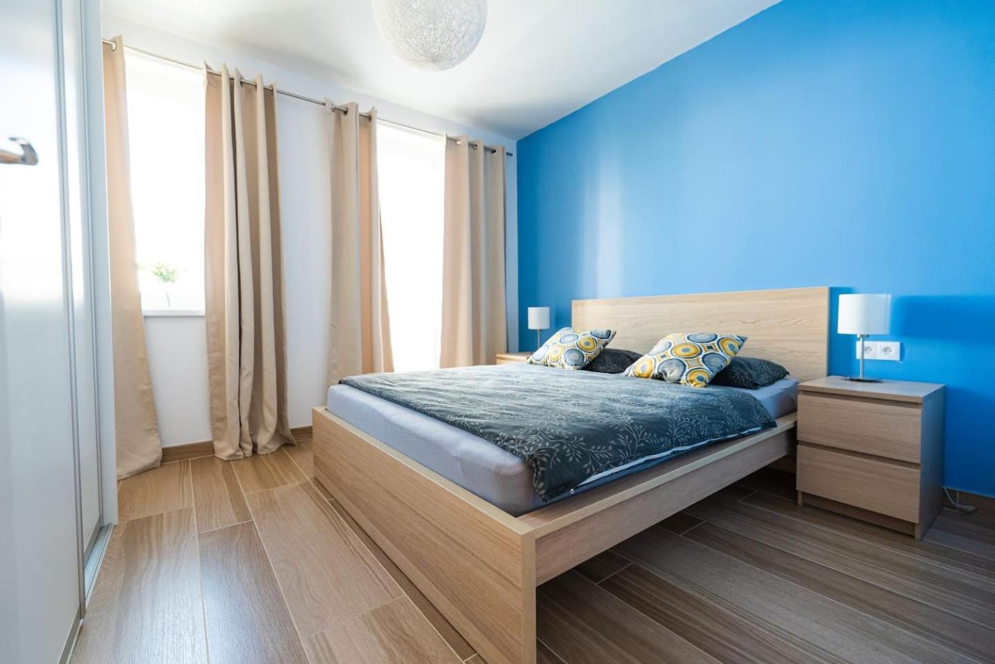 Private 5 star 3 room flat and in-door Pkg