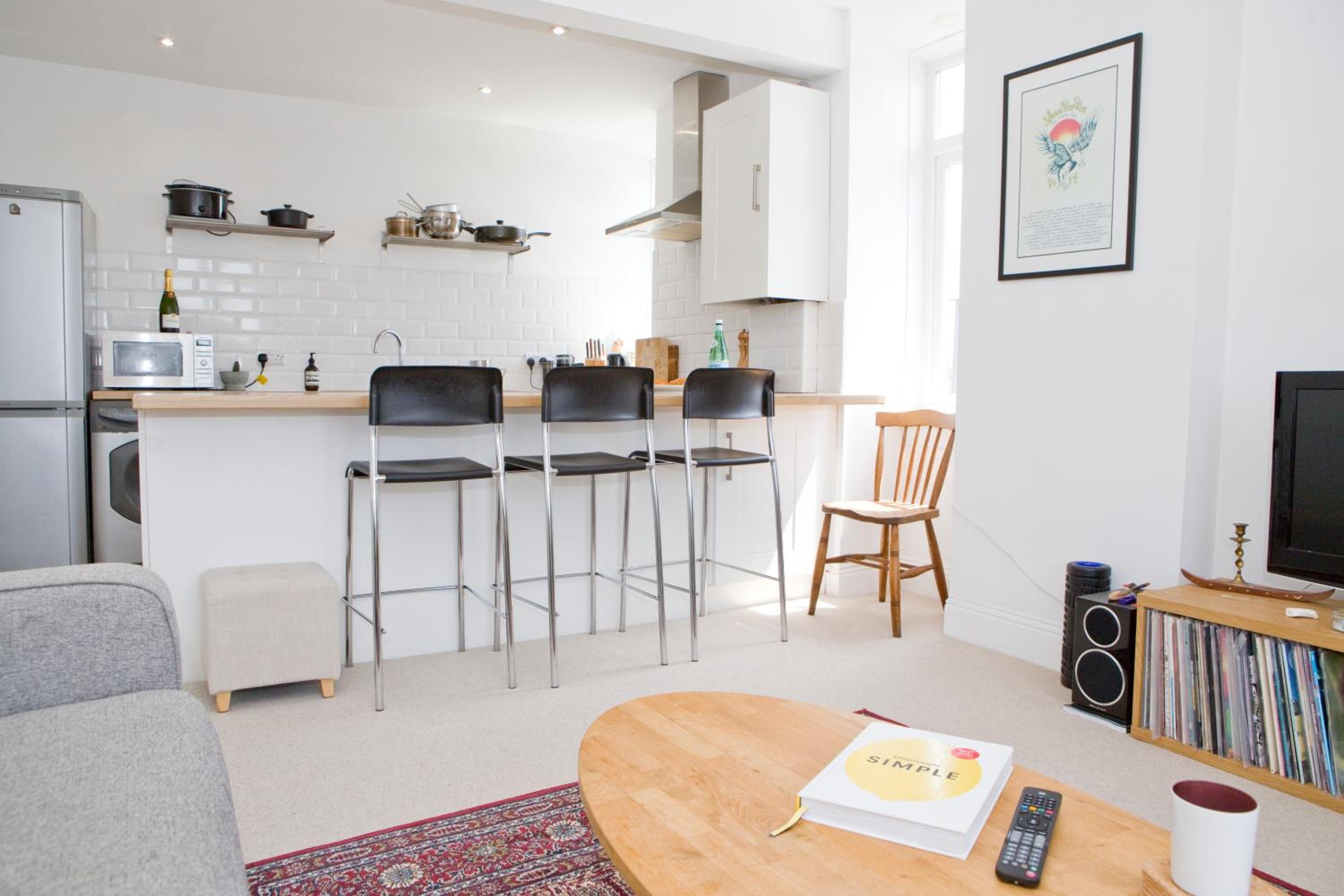 Bright 2 bedroom Apt - Great location - Free Parking view 4