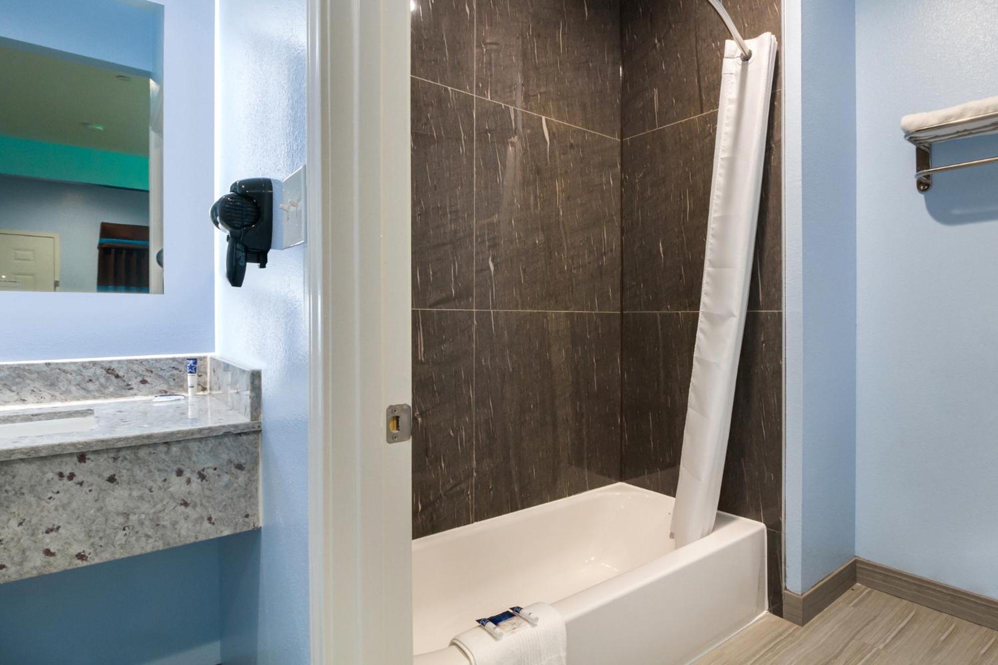 Americas Best Value Inn- Aldine Westfield - Property Image 23