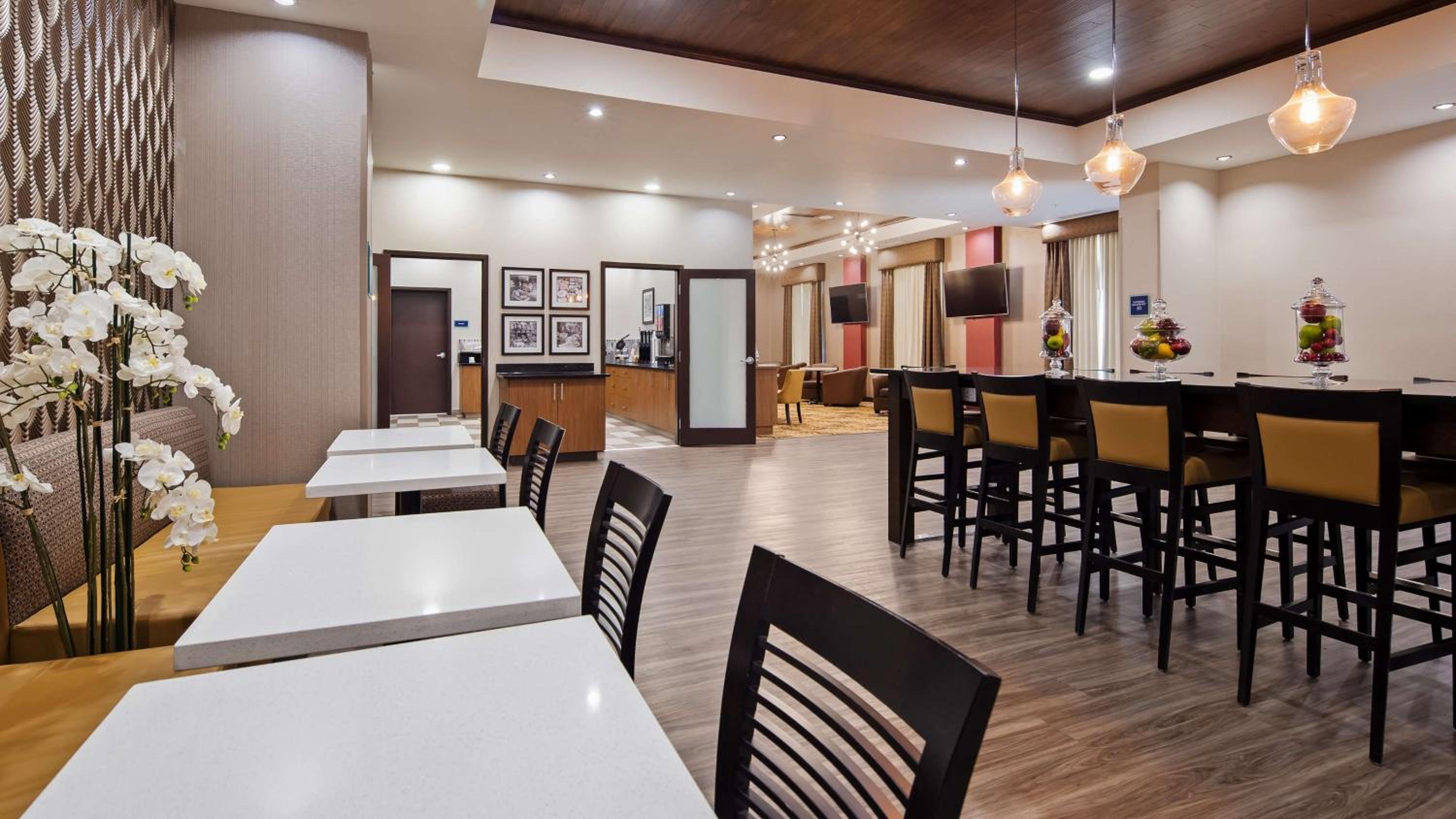 Hinton Vacations - Best Western Plus Hinton Inn  Suites - Property Image 2