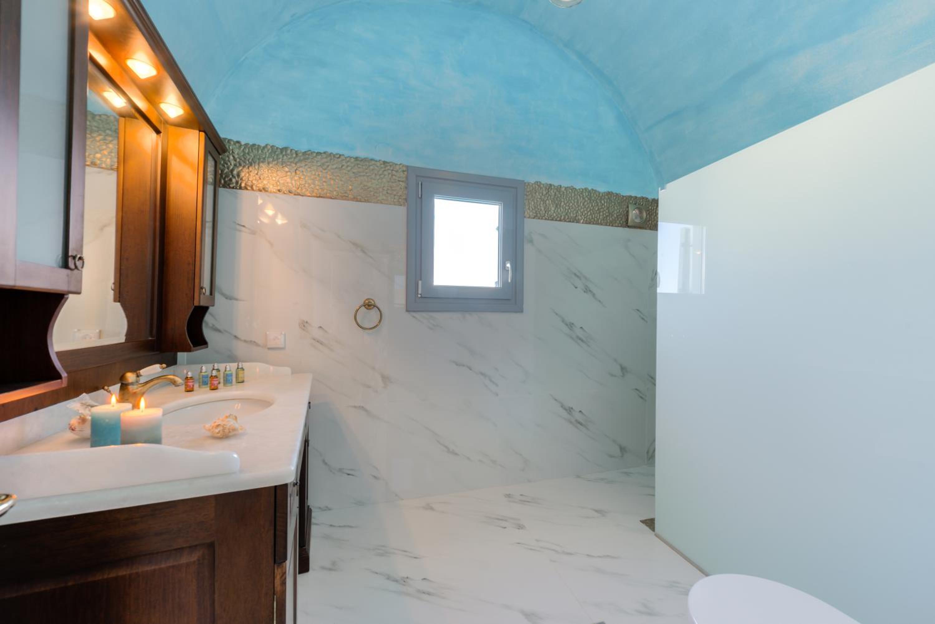 Oia Captain's Villa