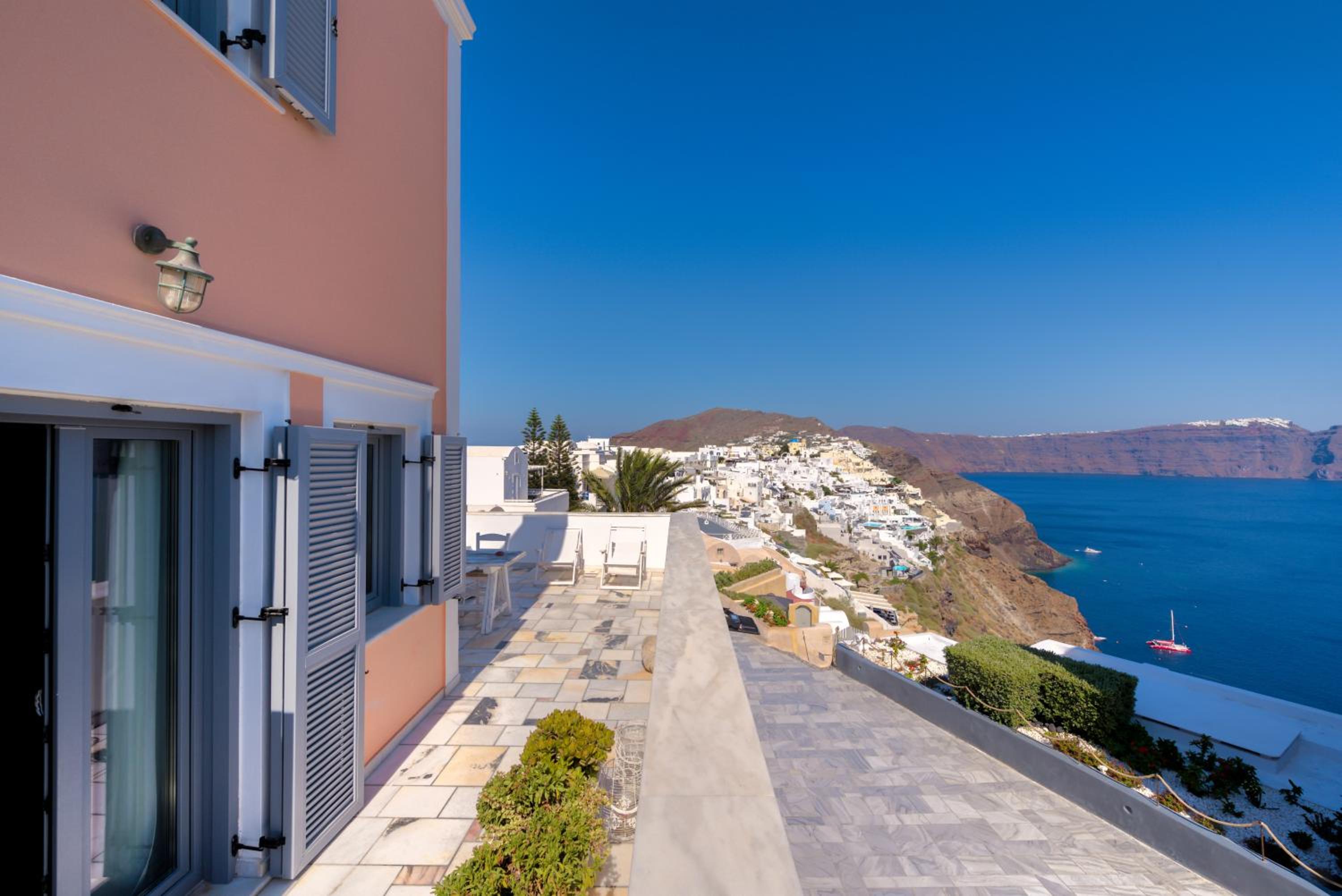 Oia Captain's Villa