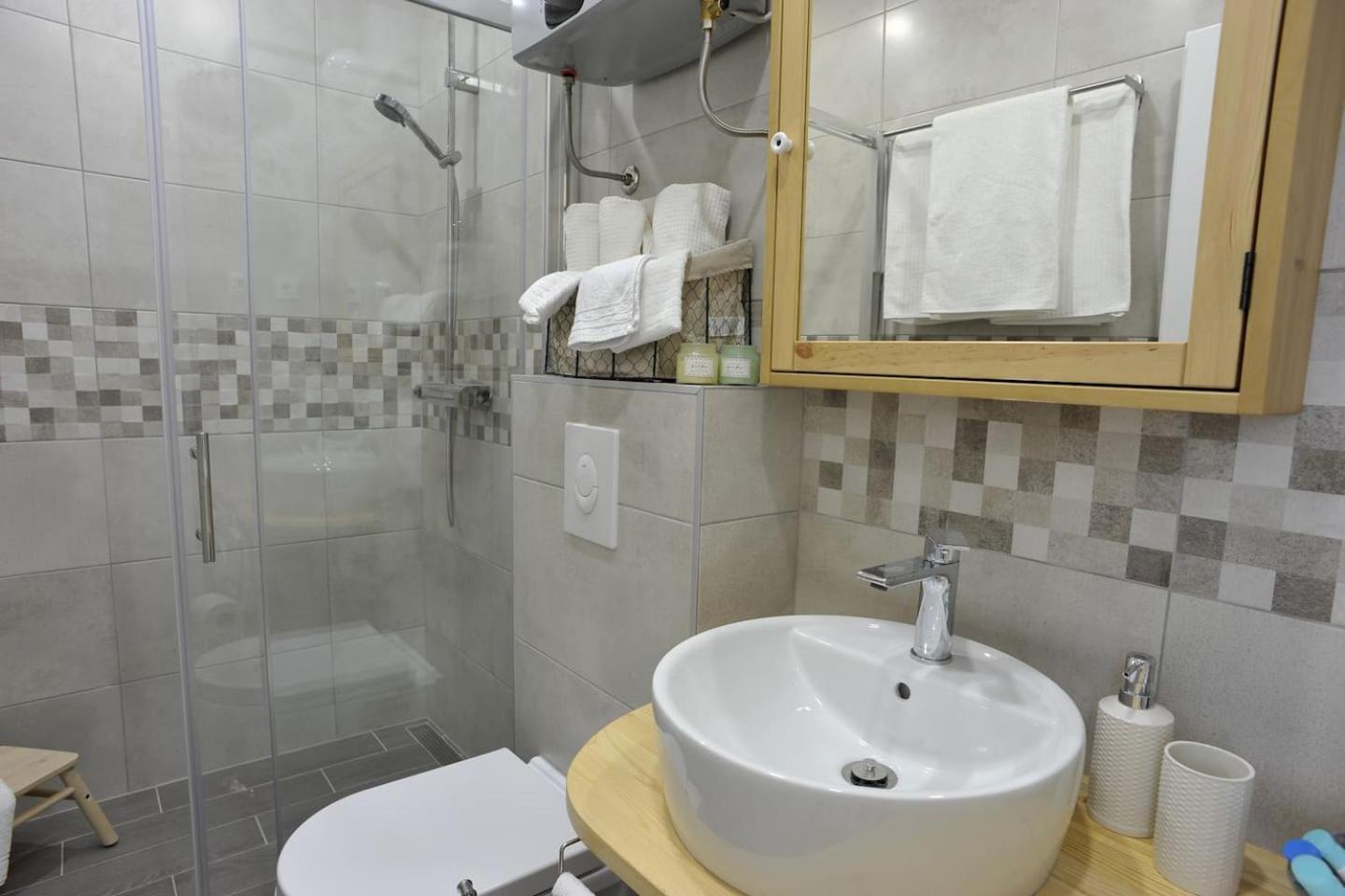 Apartment Bobby view 5