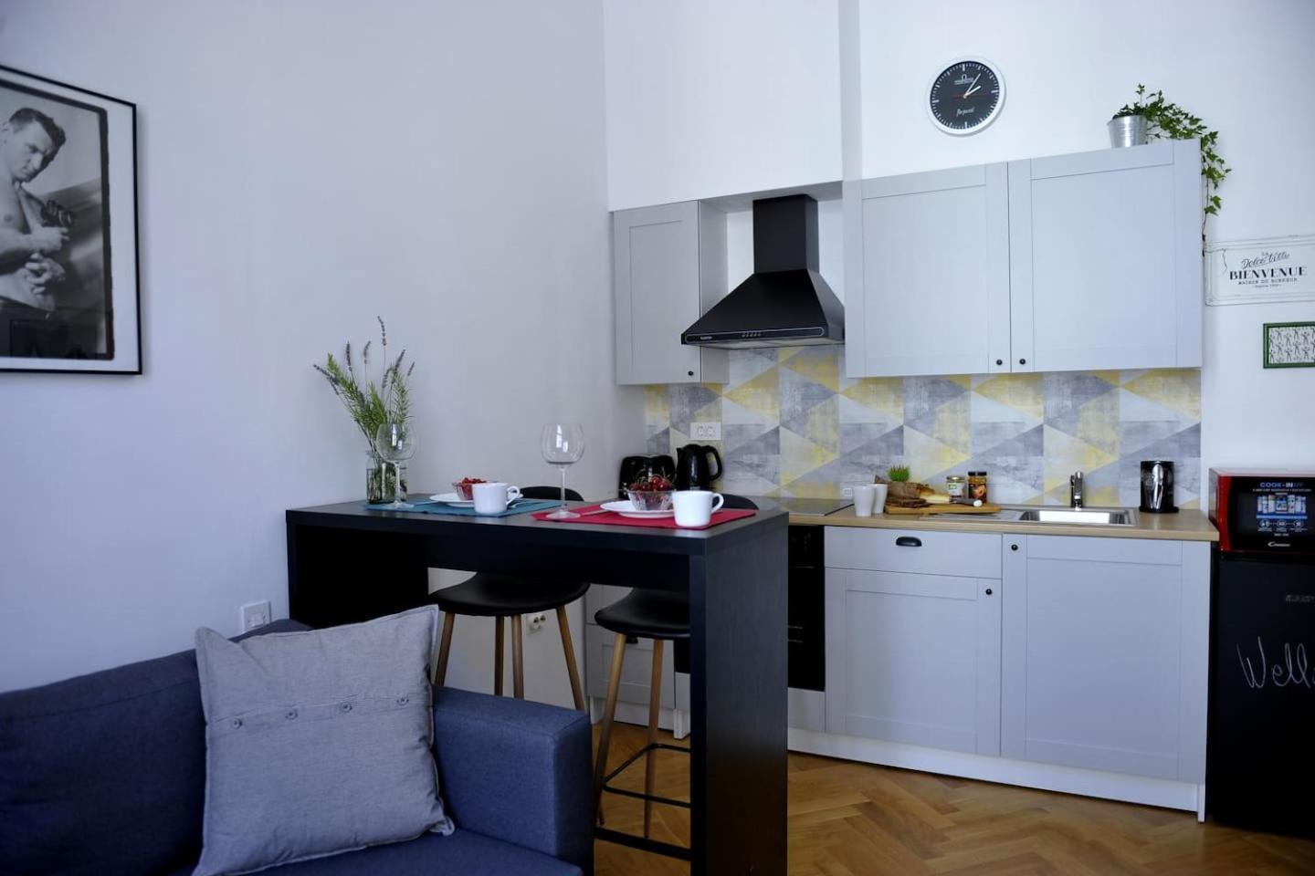 Apartment Bobby view 2