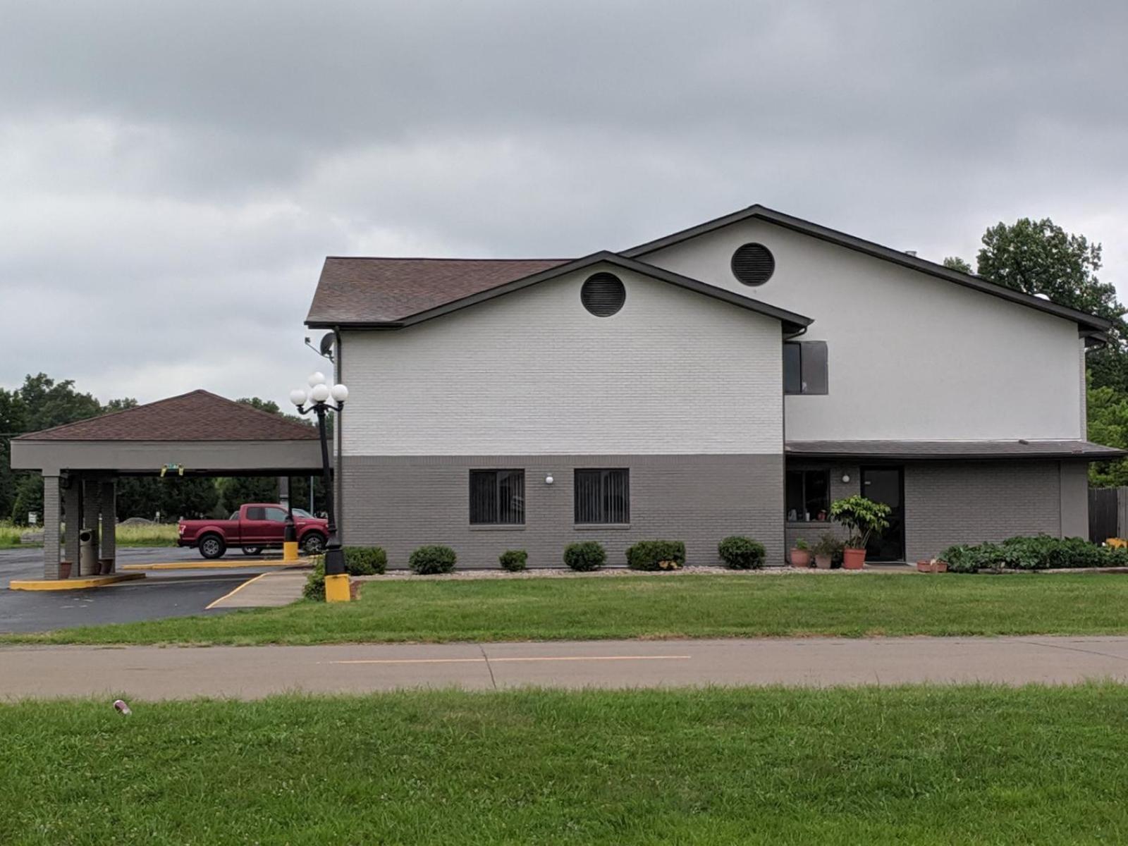 Americas Best Value Inn West Frankfort - Property Image 3