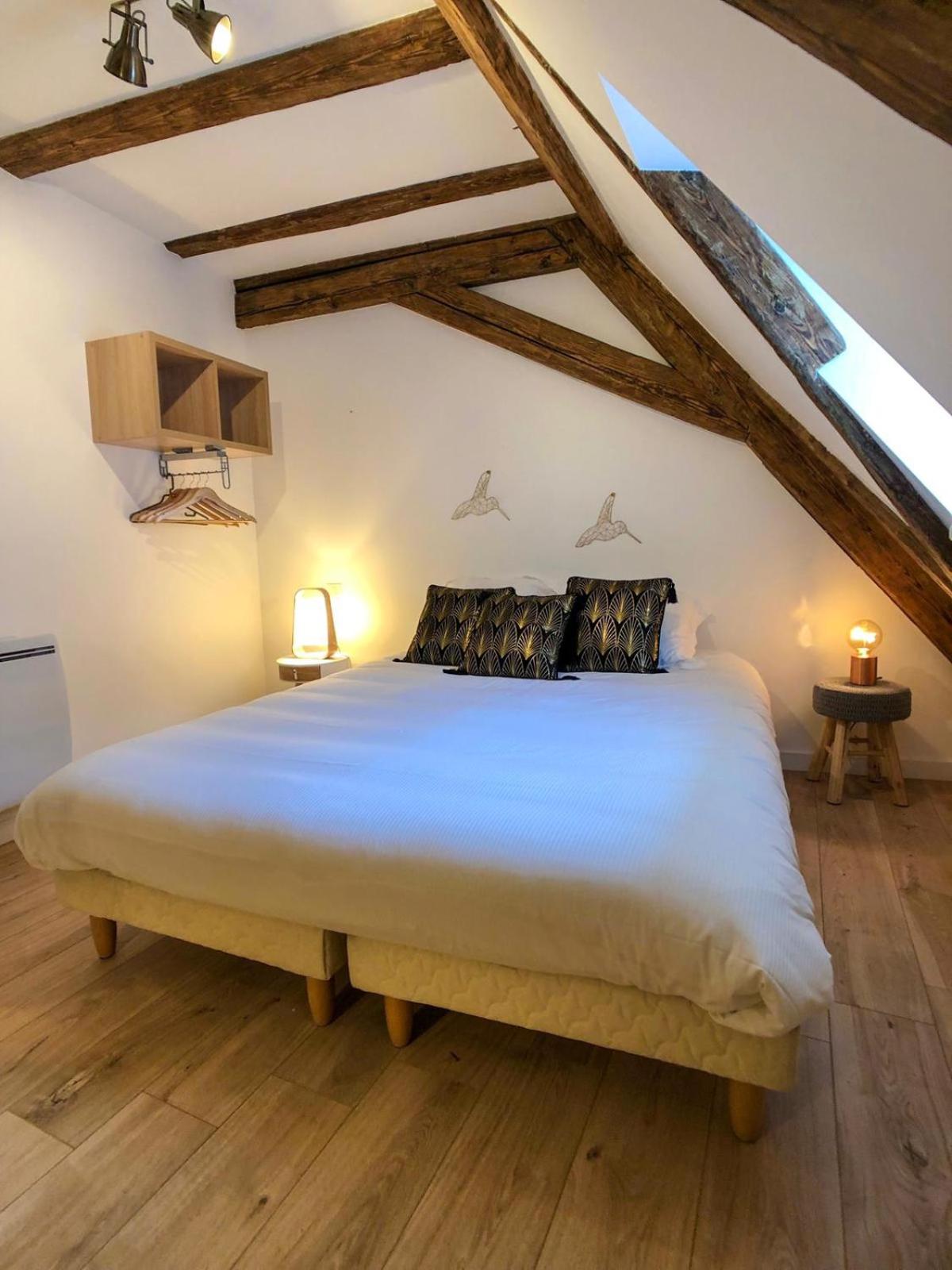 Beauty & The Beast - Old Town Cosy Apartments view 3