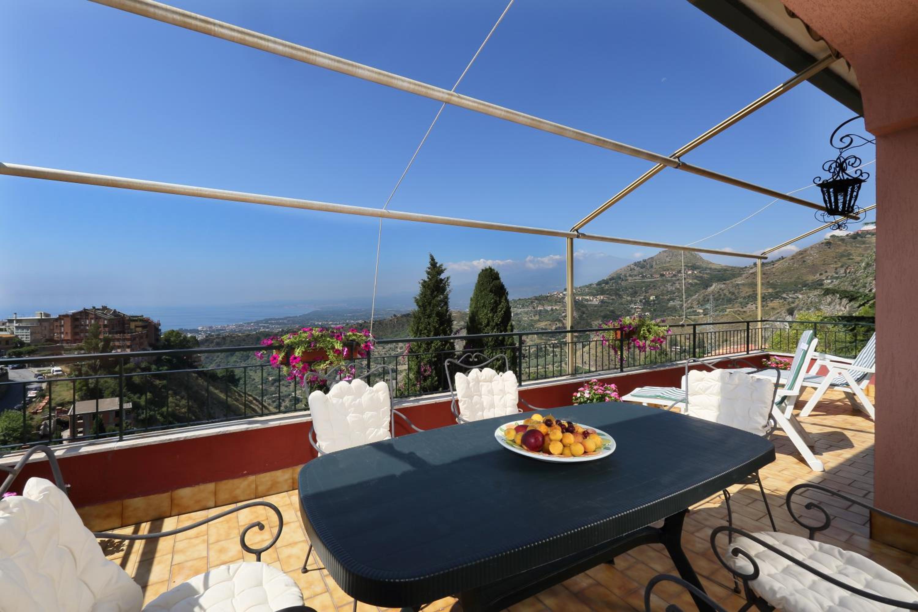 Terrazza Sull'Etna Holidays Apartment view 3