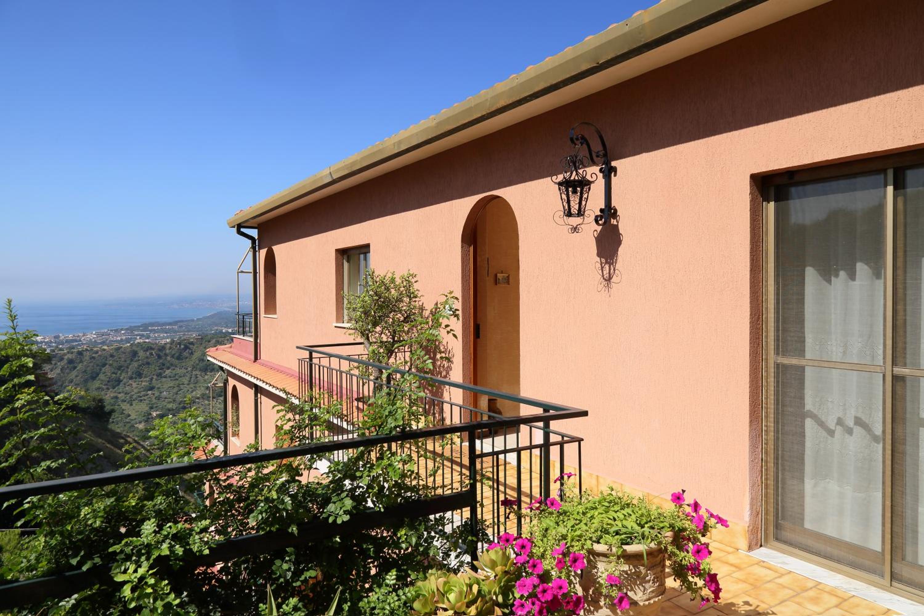 Terrazza Sull'Etna Holidays Apartment view 2