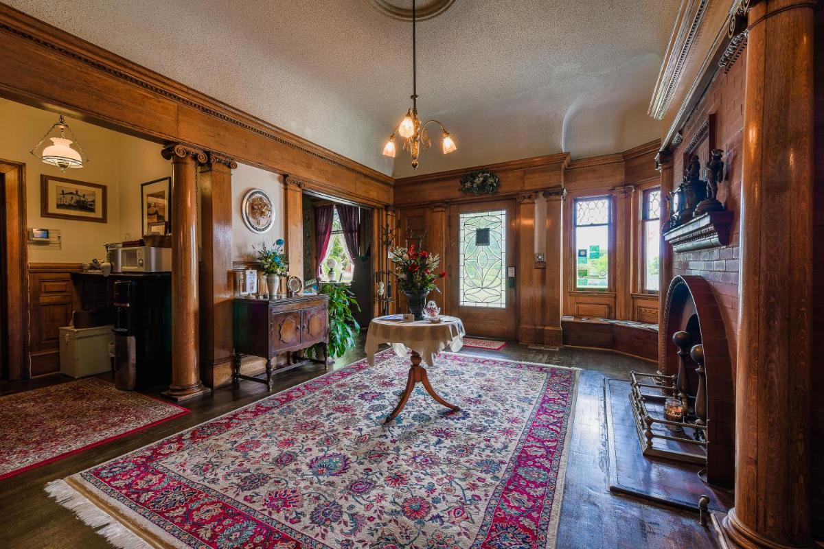 Simmons-Bond Inn Bed & Breakfast