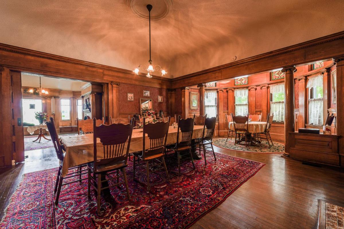 Simmons-Bond Inn Bed & Breakfast