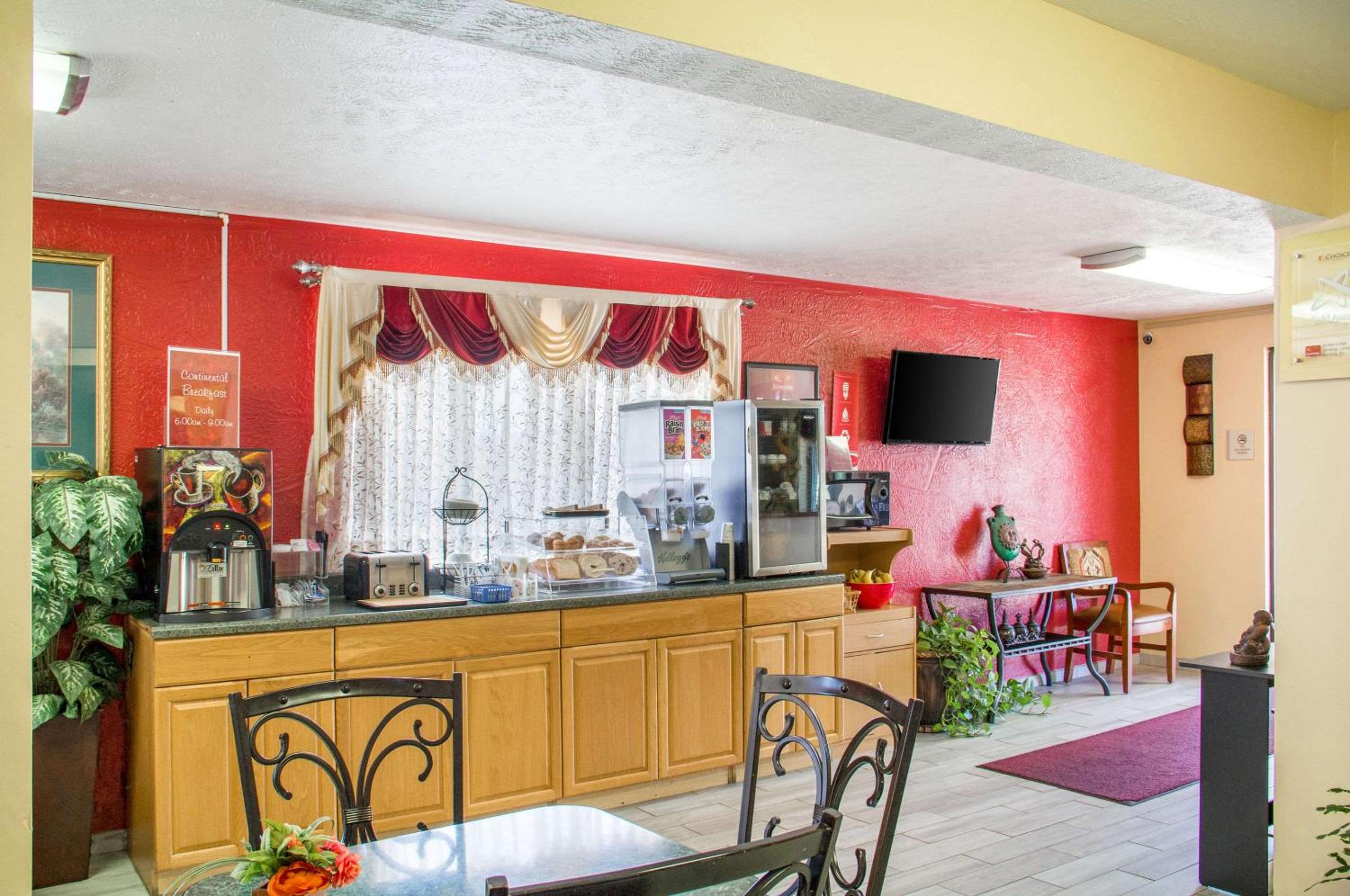 Econo Lodge Lansing - Leavenworth view 3