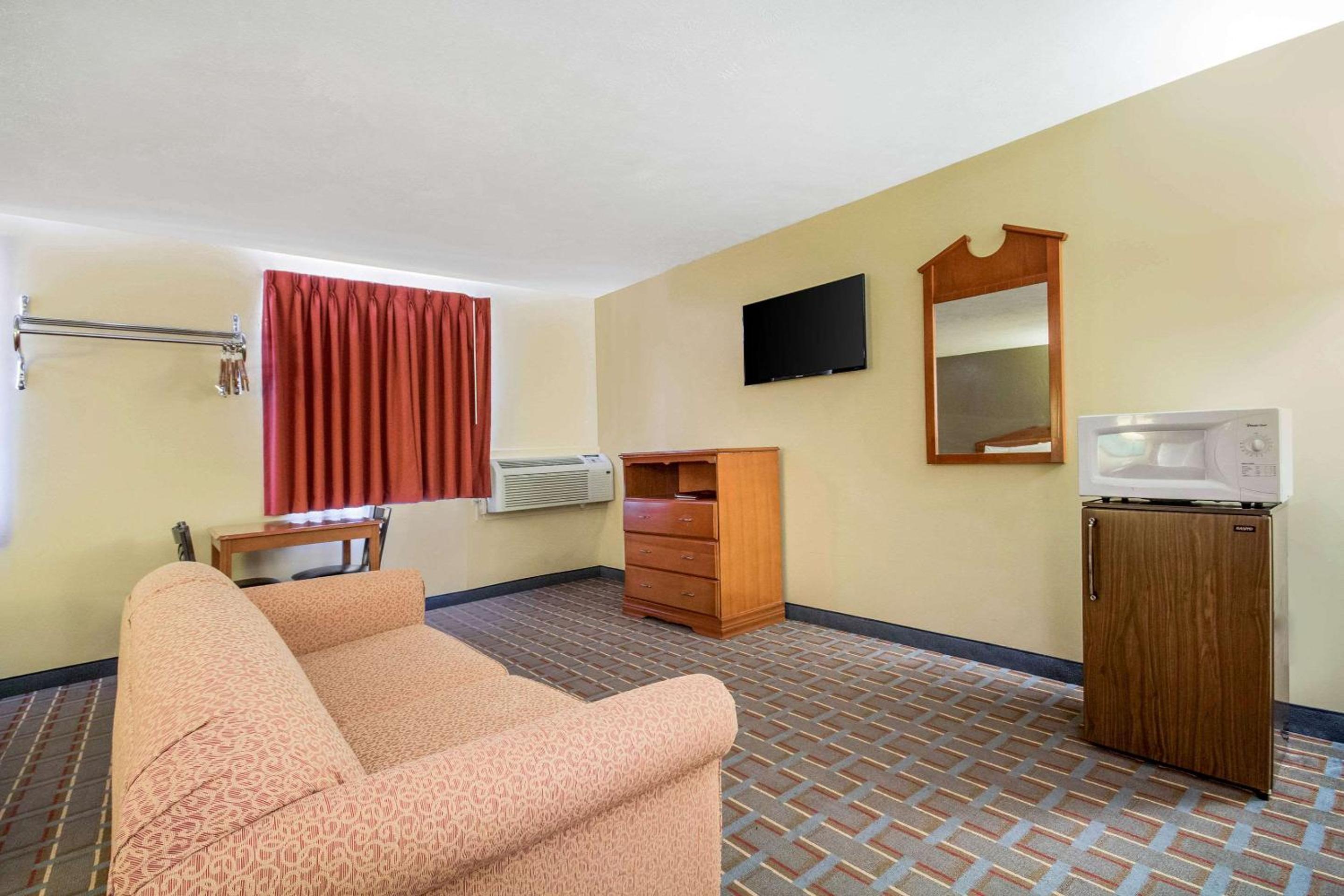Econo Lodge Lansing - Leavenworth view 5