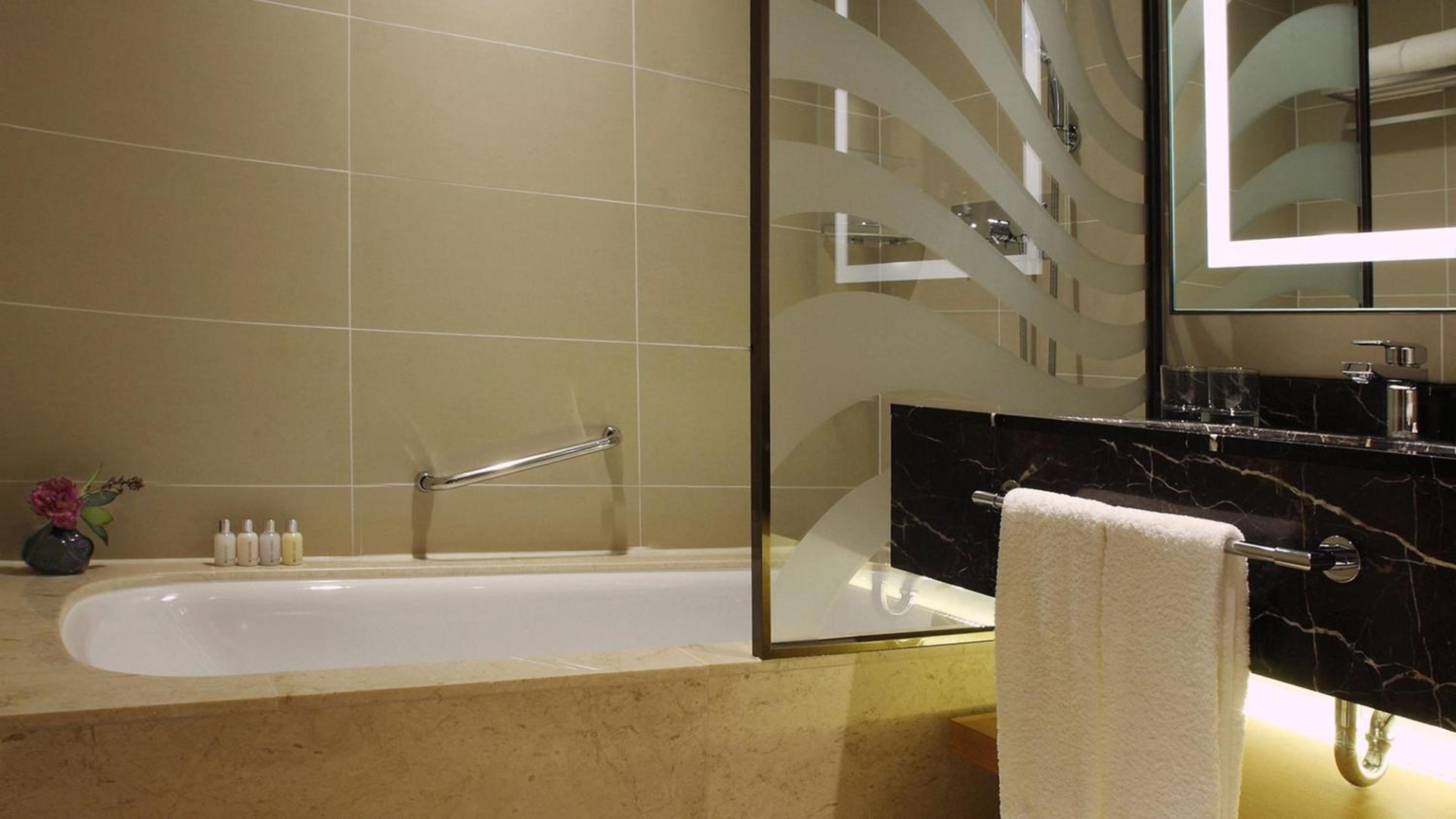 Jeju Vacations - LOTTE City Hotel Jeju - Property Image 6