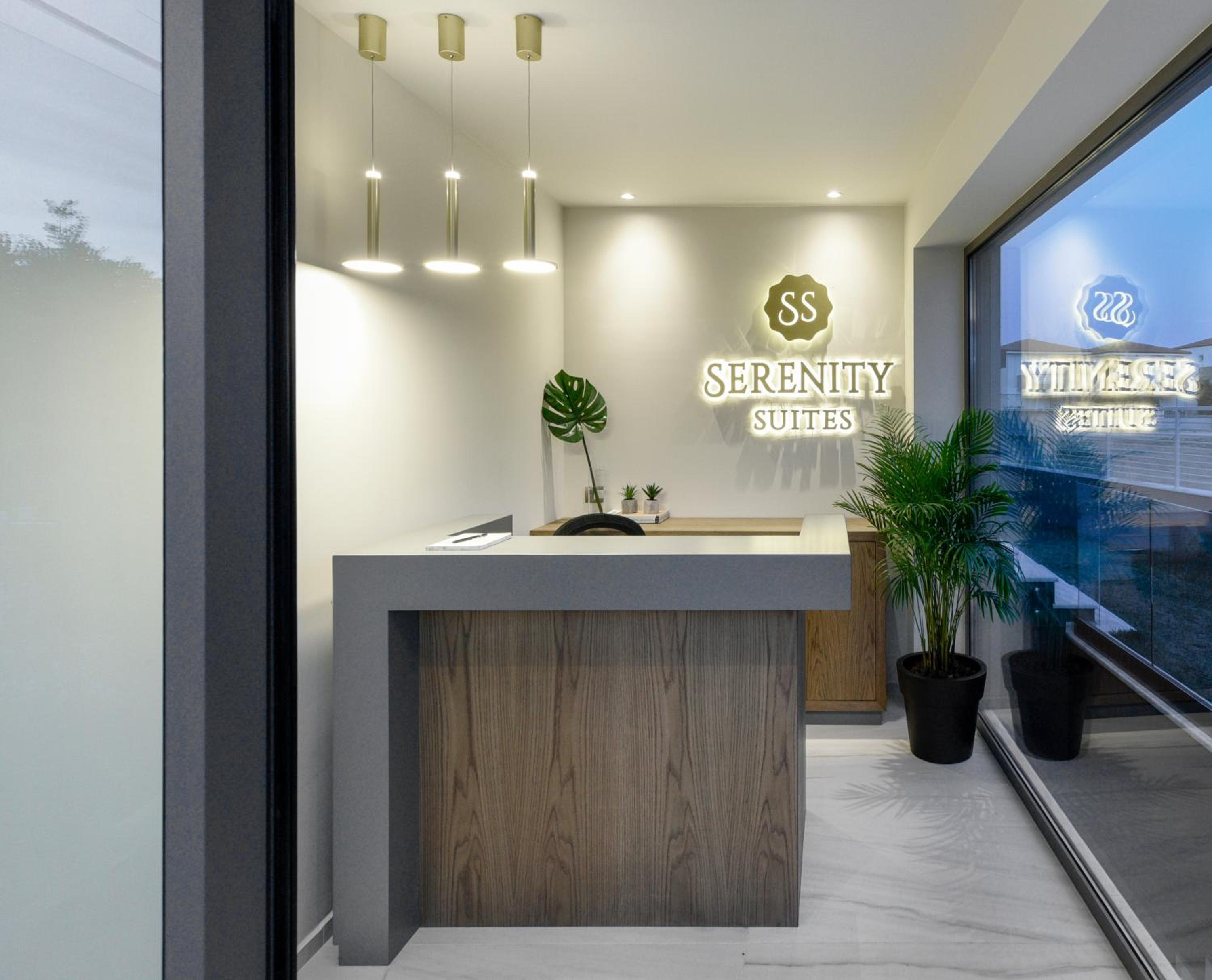 Serenity Suites en Nikiti — recepcion & lobby
