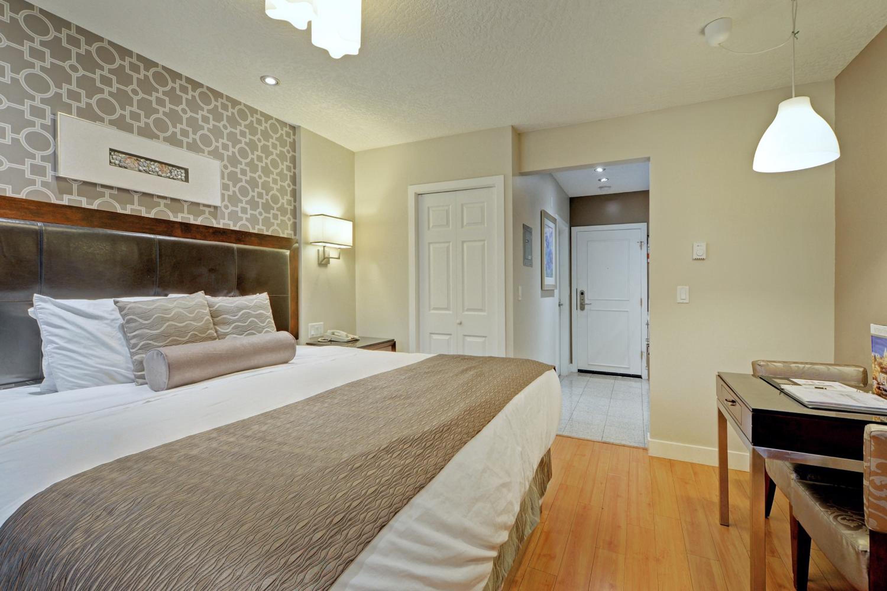 Hotel Helm's Inn - Image 1