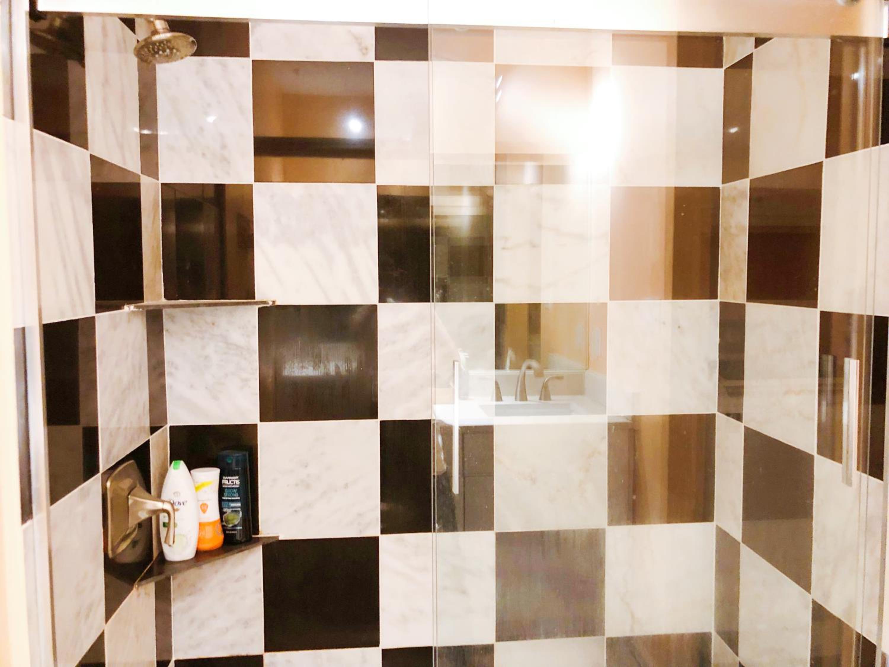 2 Bedrooms Private Kitchen Livingroom Robinwood Condo Suite