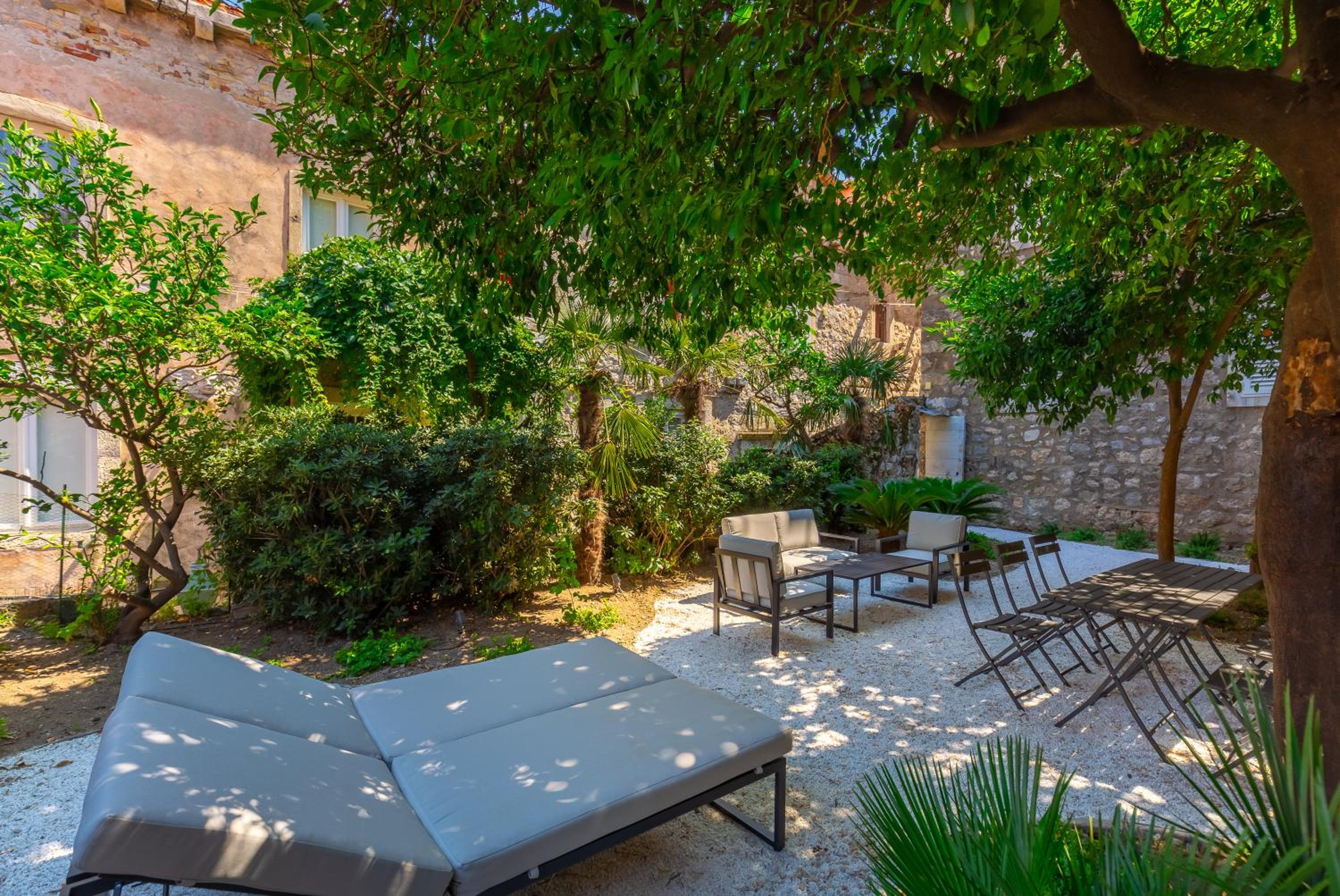 Old Town House with Floor Heating & Lush Private Garden