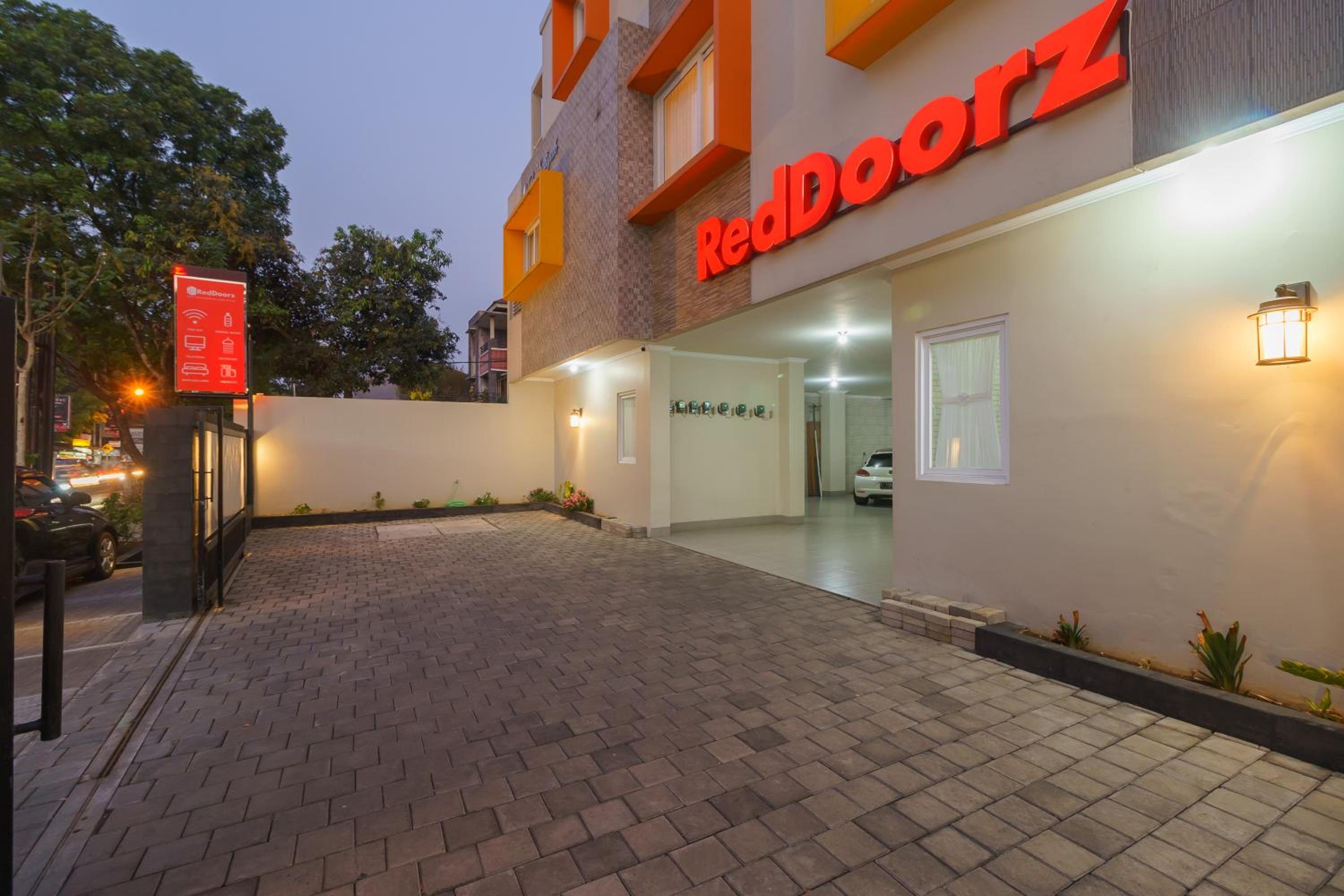 RedDoorz near Taman Makam Pahlawan Cikutra view 3