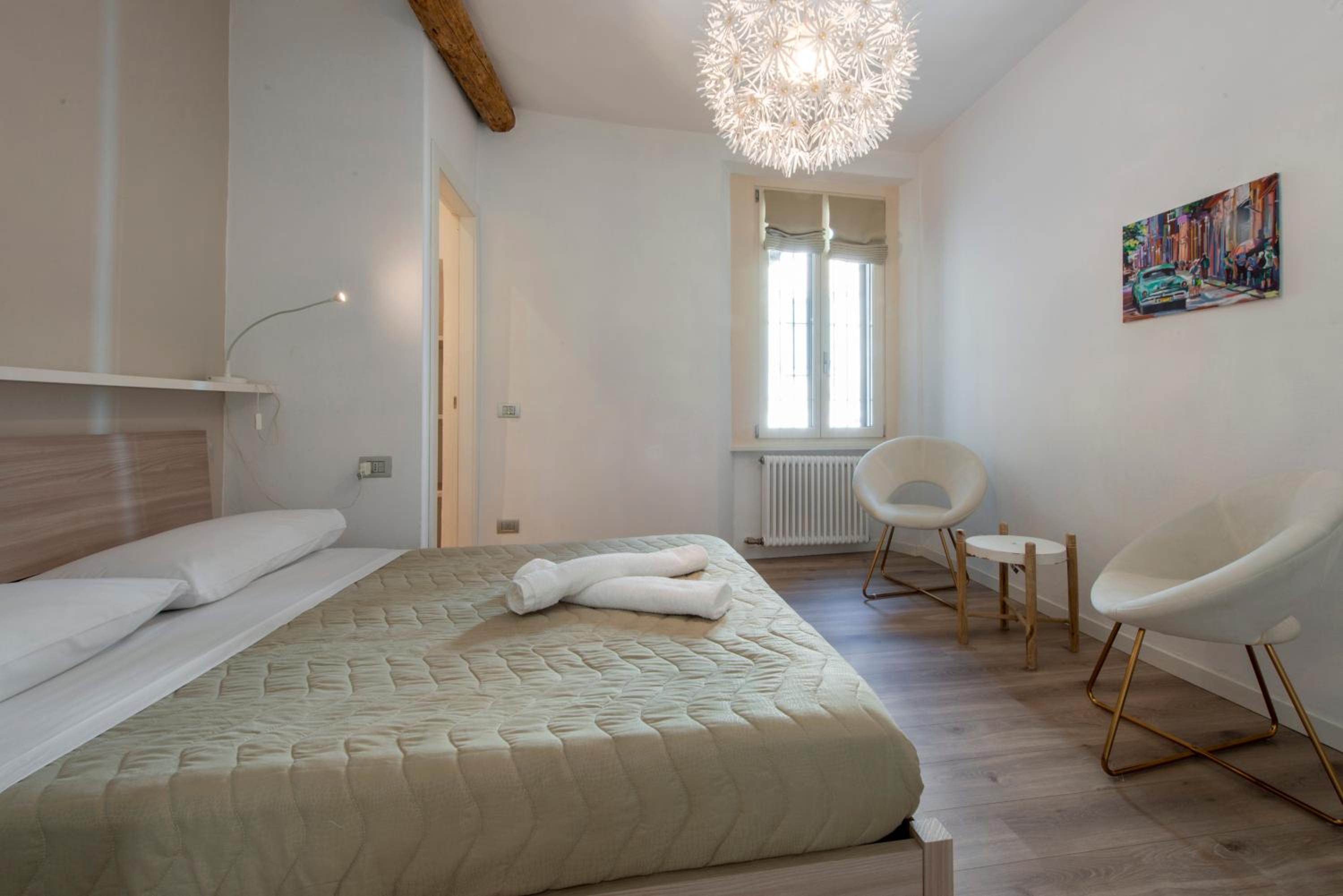 Apartment old wall Como center view 4