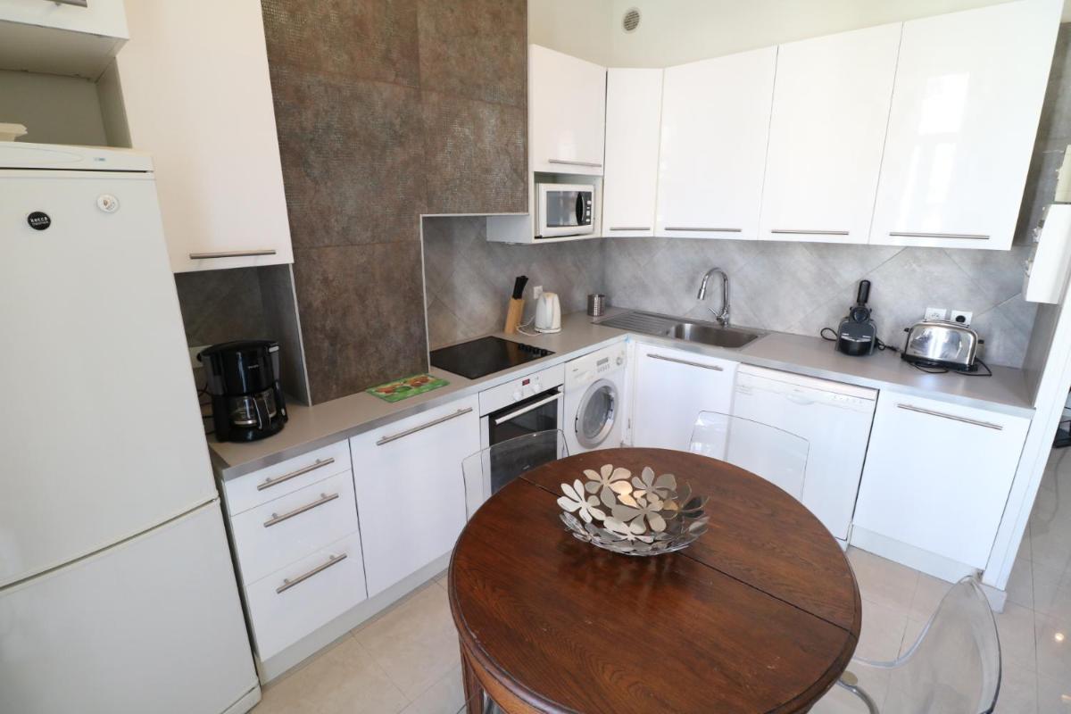 2 bedroom Forville. 8 mins from the Palais. 328 photo 3