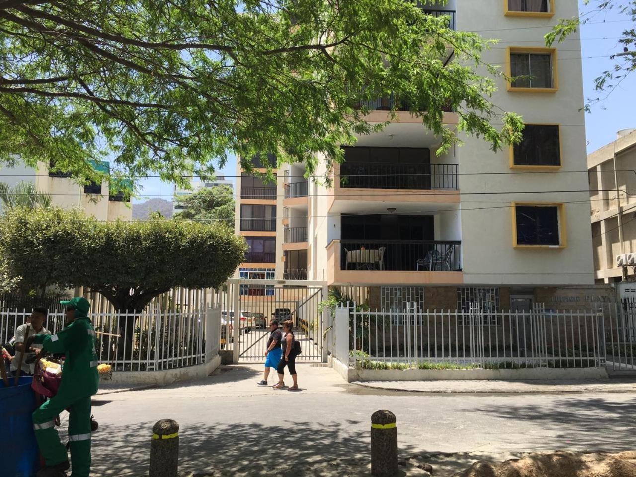 EDIFICIO PLAYA APTO 4B FRENTE a PLAYA RODADERO