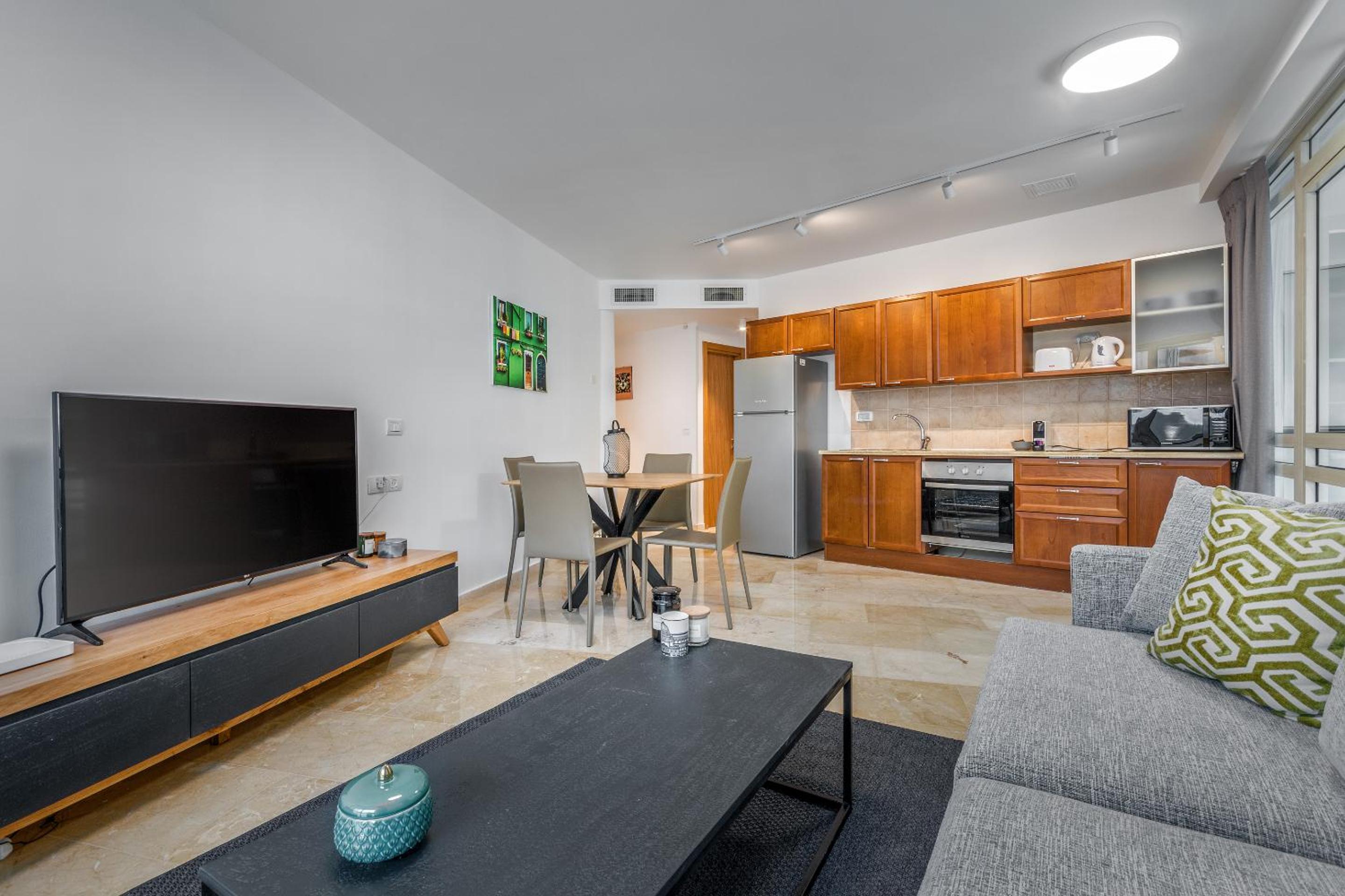DIZENGOFF SQUARE superb 1 bedroom with balcony view 3