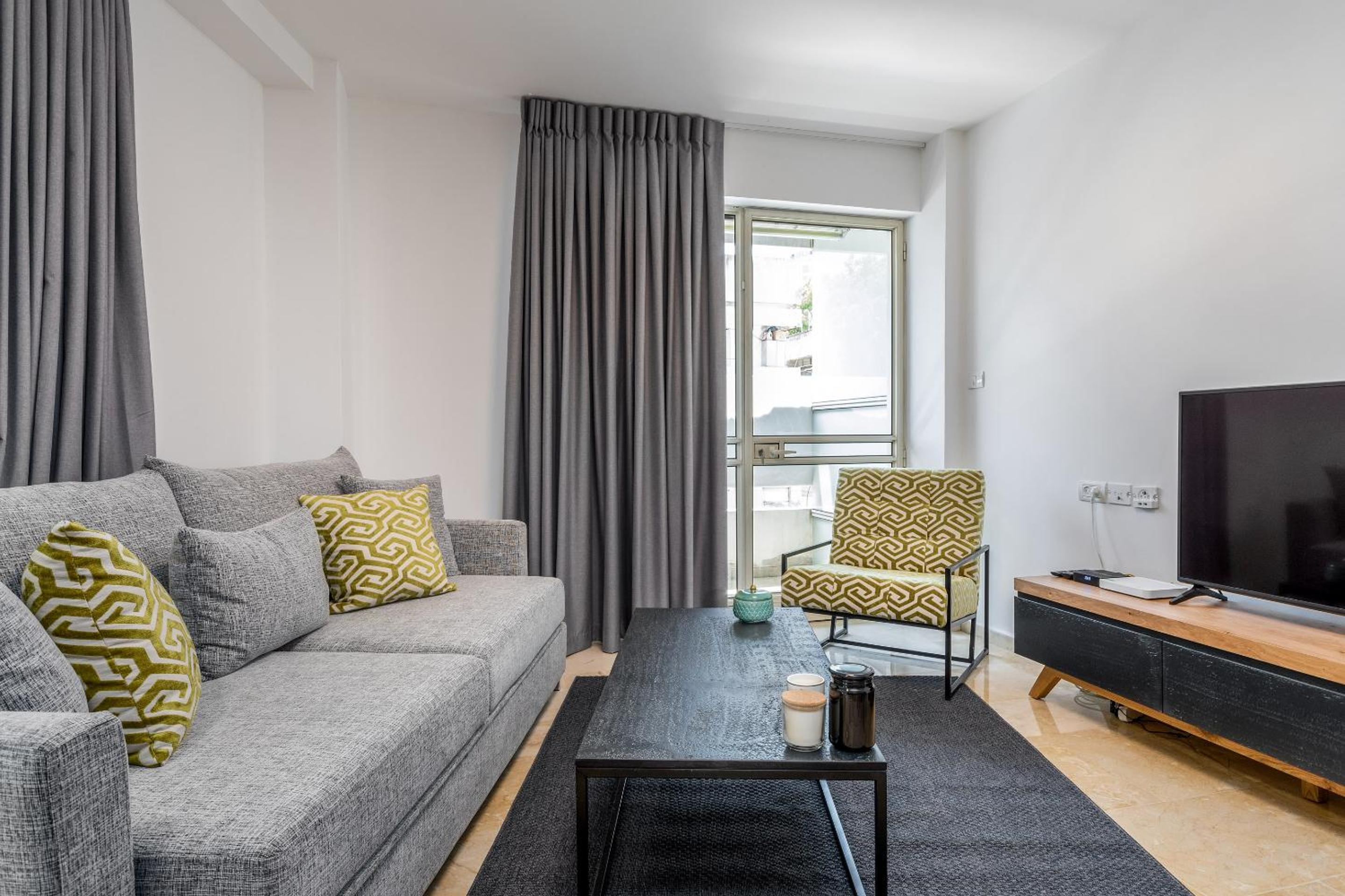 DIZENGOFF SQUARE superb 1 bedroom with balcony view 4