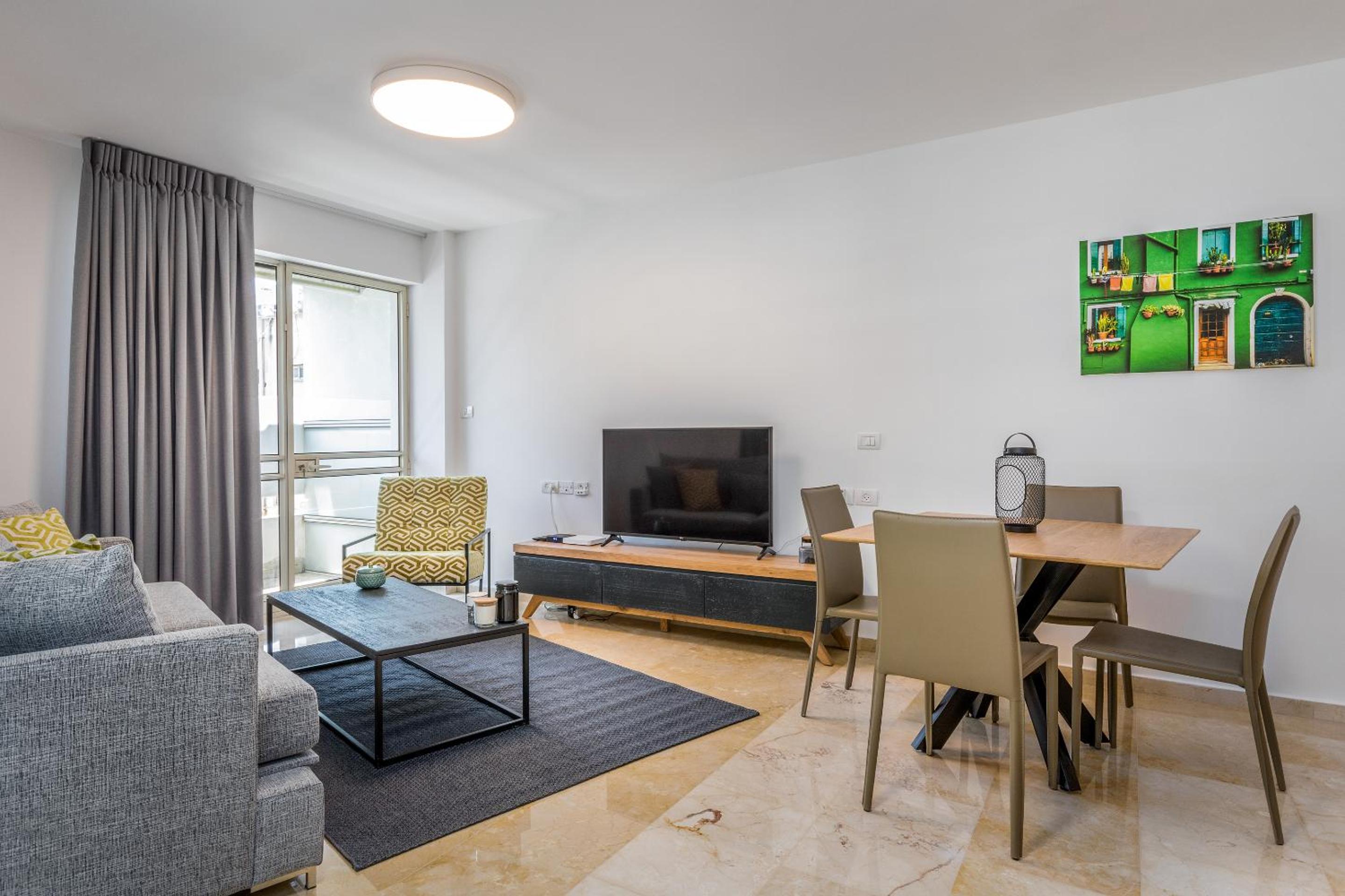 DIZENGOFF SQUARE superb 1 bedroom with balcony view 2