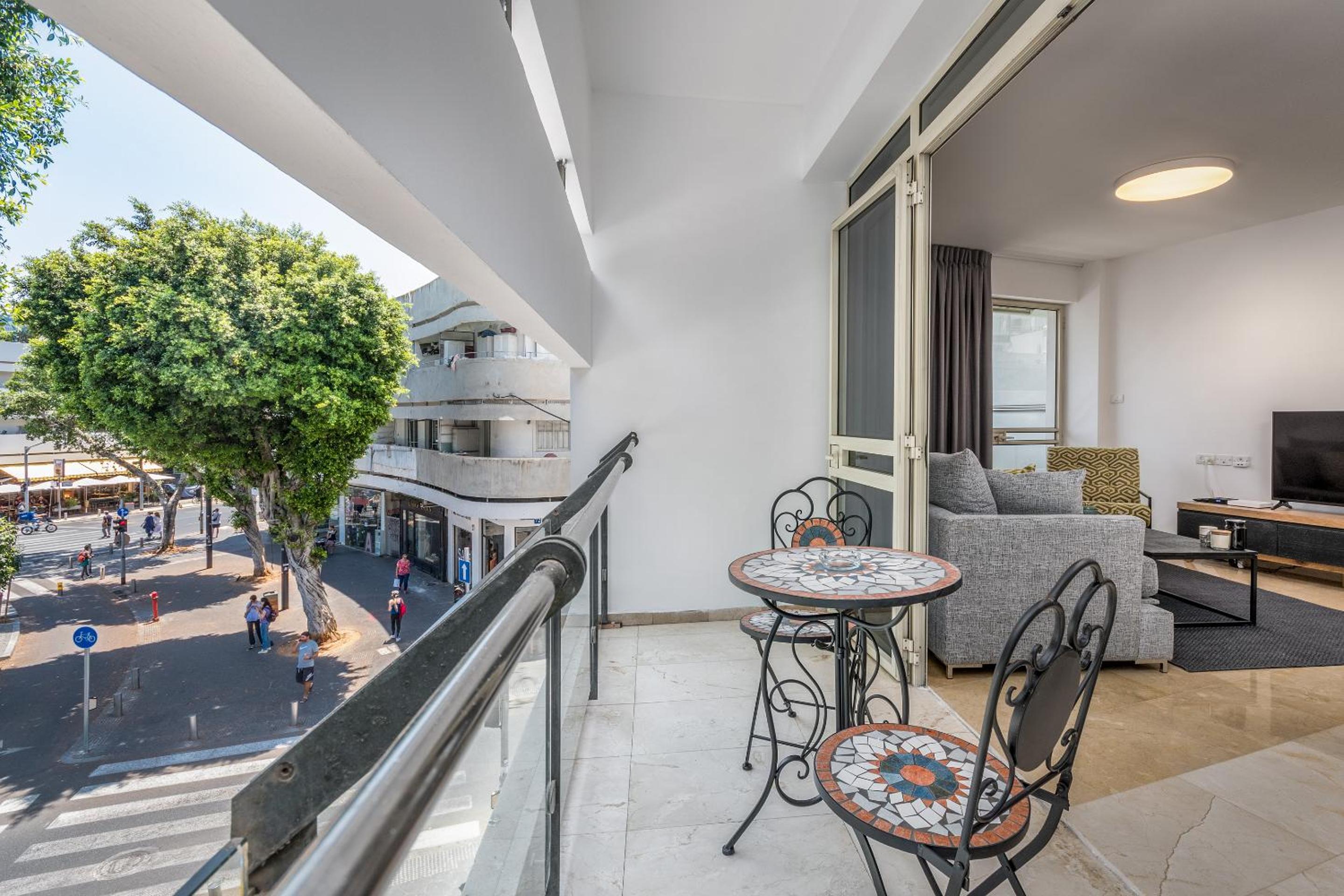 DIZENGOFF SQUARE superb 1 bedroom with balcony view 5