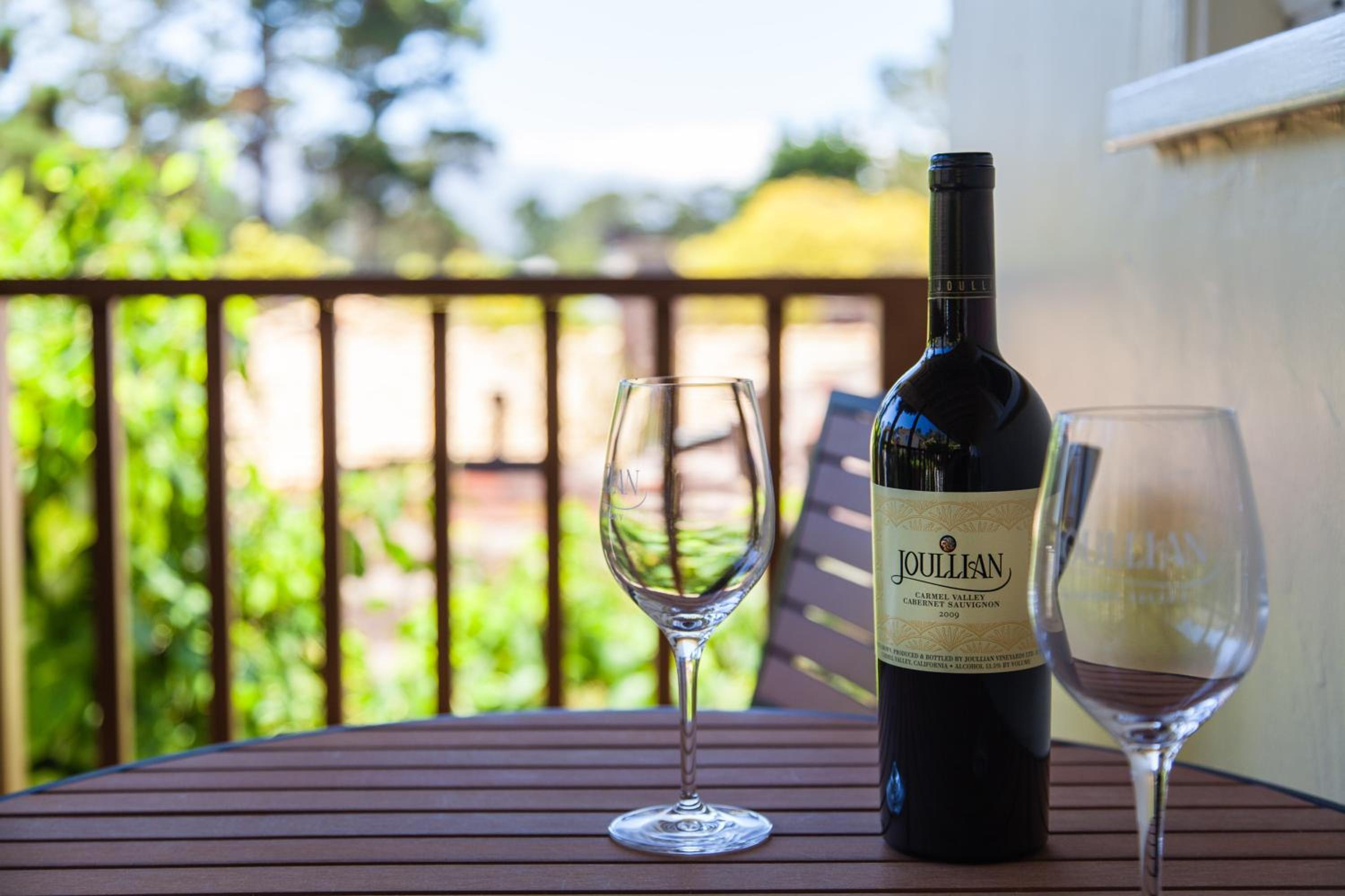 Hotel The Vendange Carmel Inn & Suites - Image 1