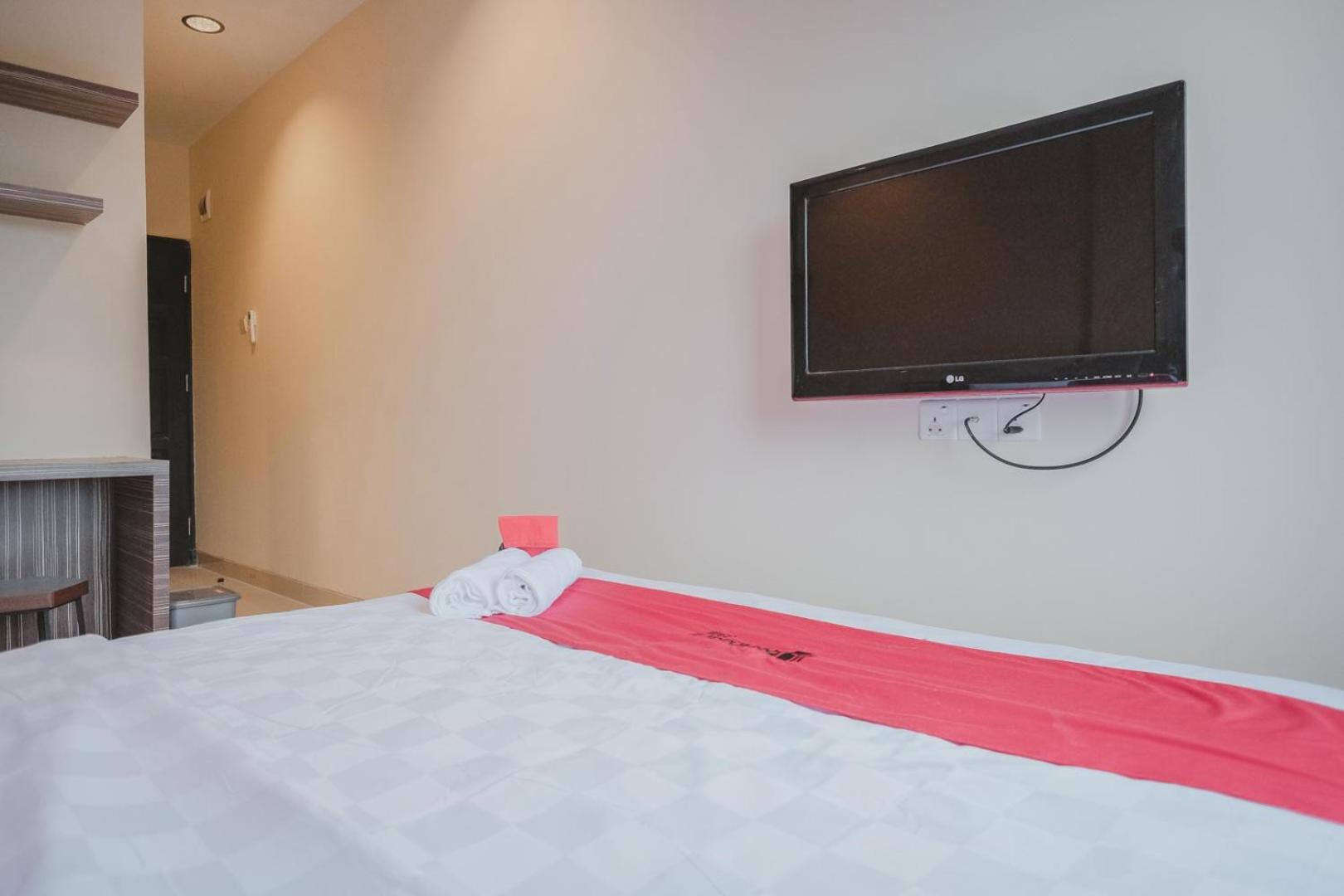 RedDoorz Plus near Ferry Terminal Batam Center